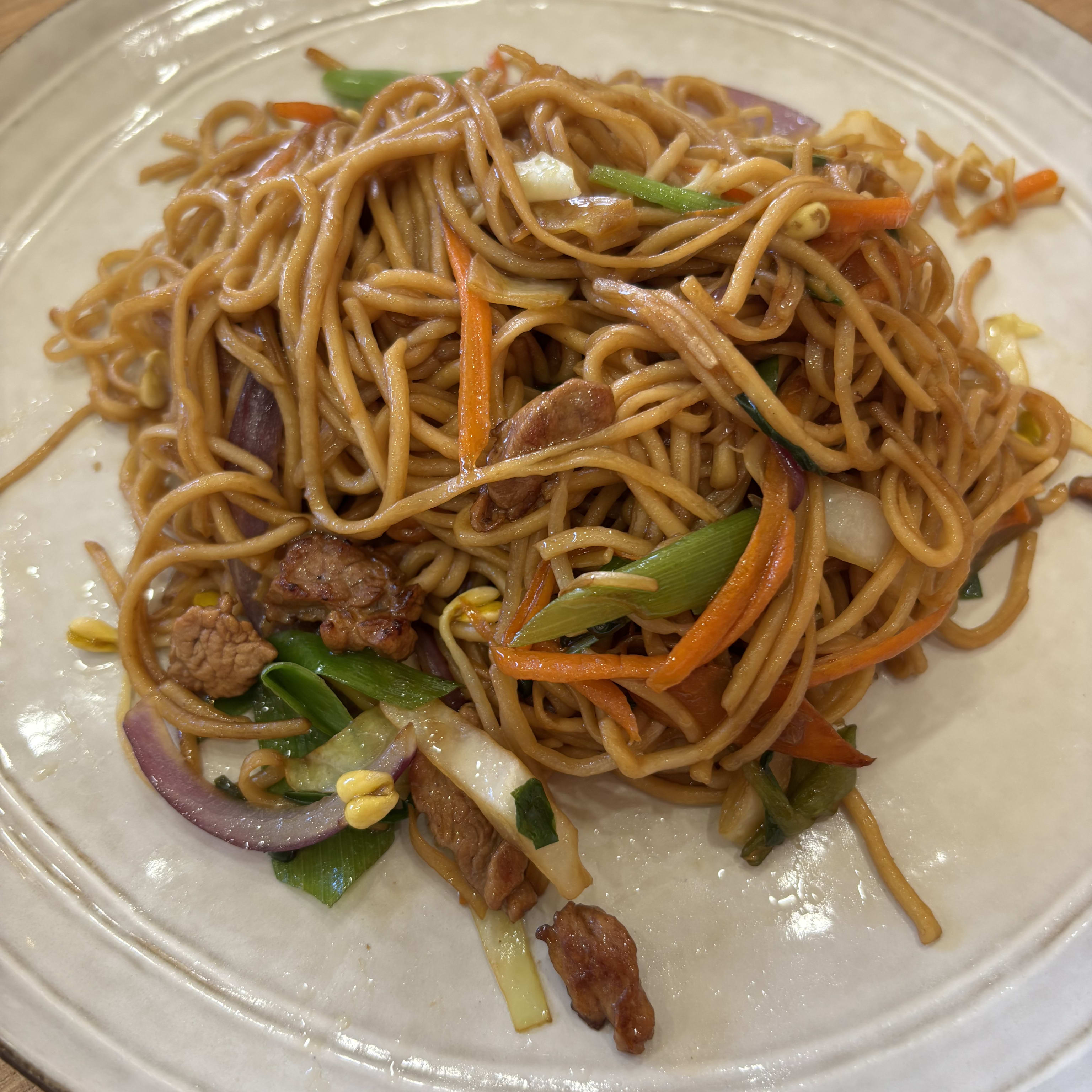 Fideos salteados con cerdo