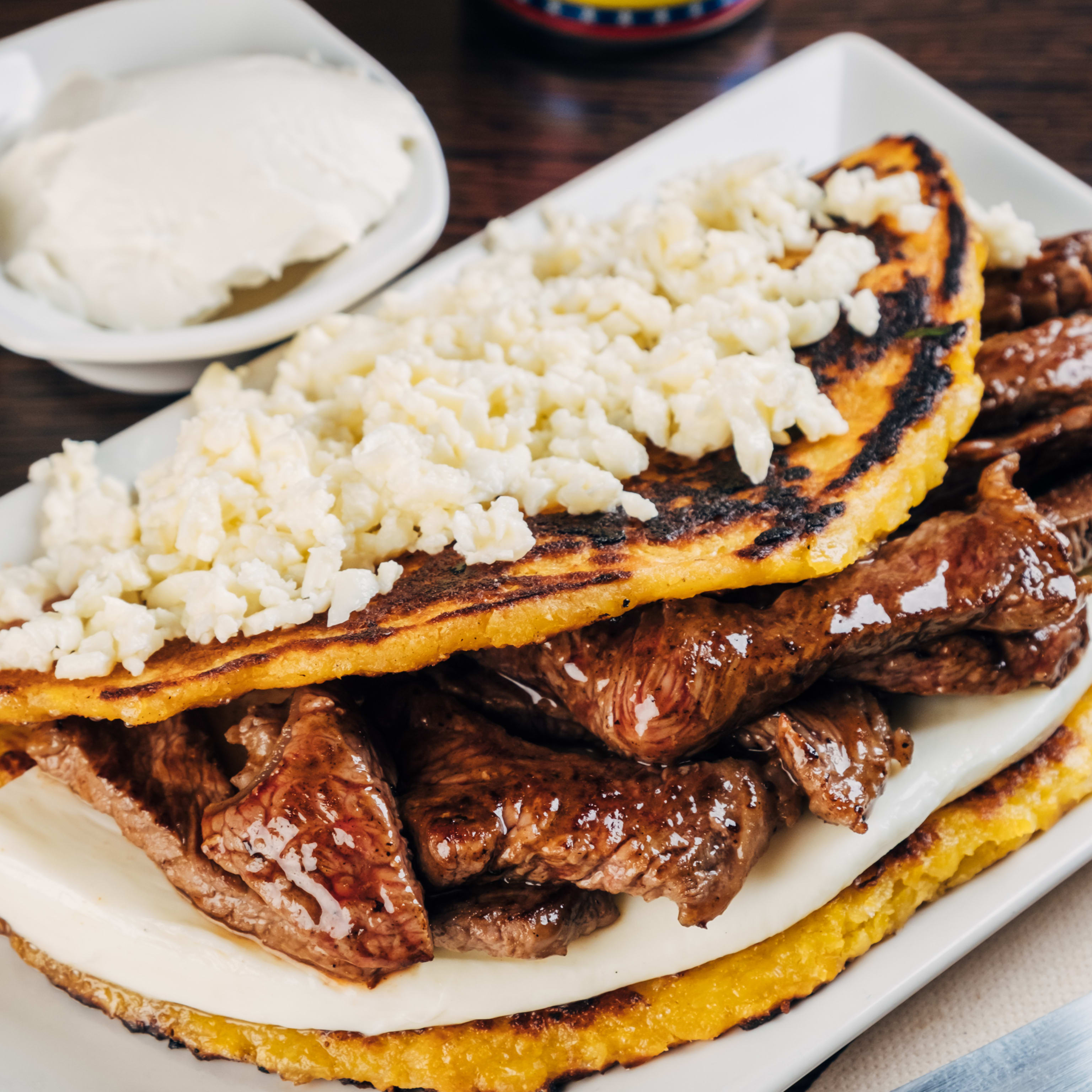 Cachapa Con Carne De Parrilla Y Queso Telita