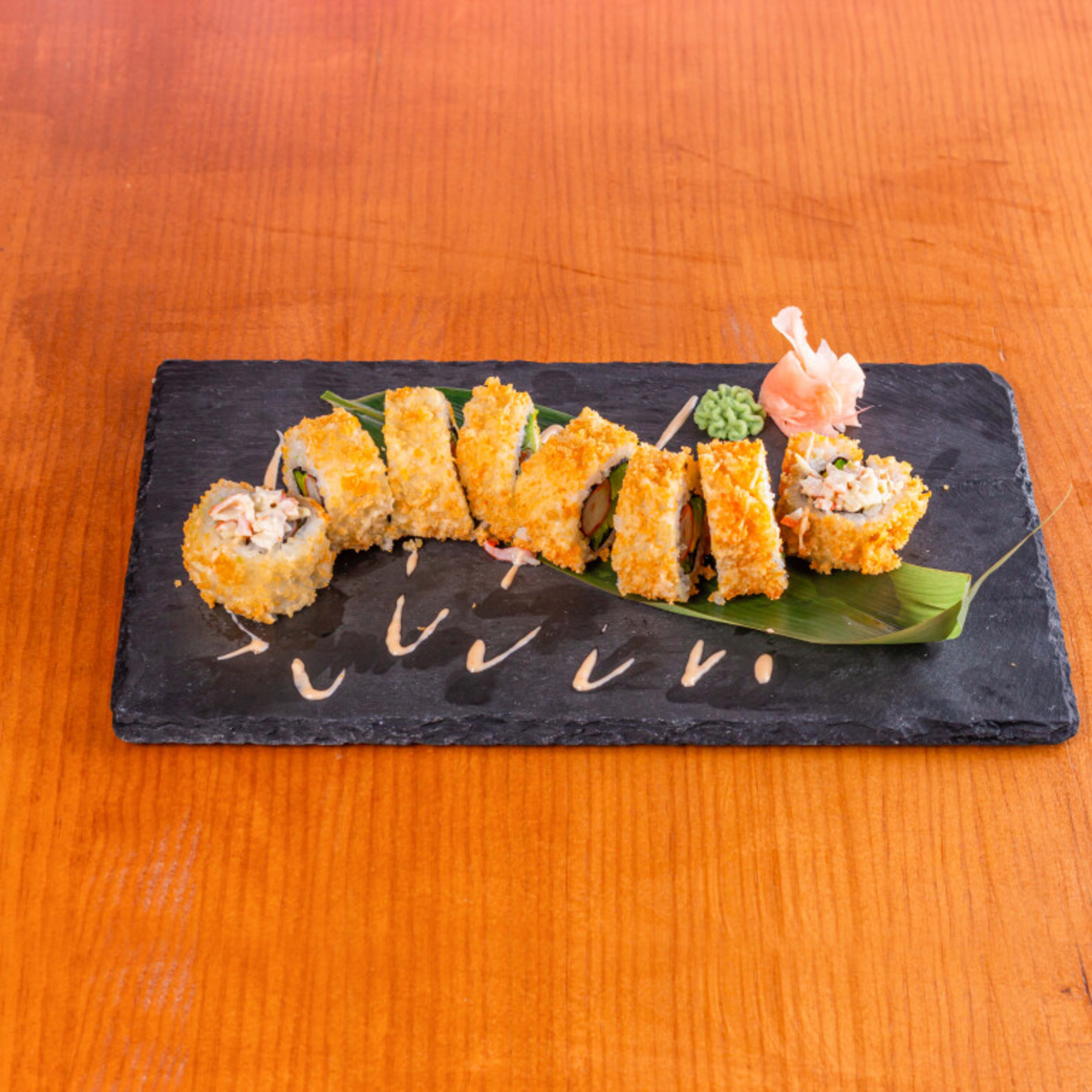 TEMPURA ROLL AGUACATE  SURIMI & CHILIMAYO