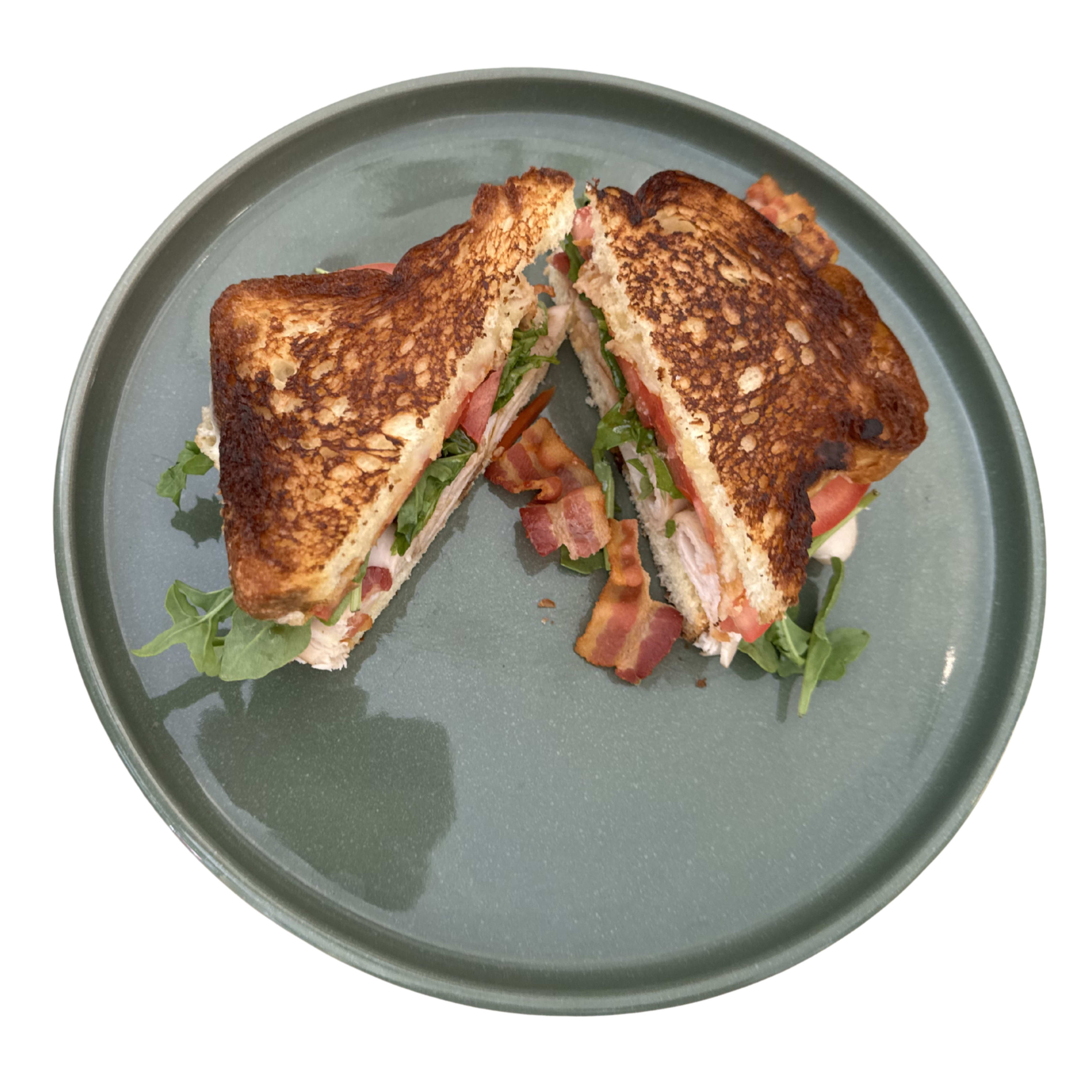 Sándwich con jamón de pierna y tocino