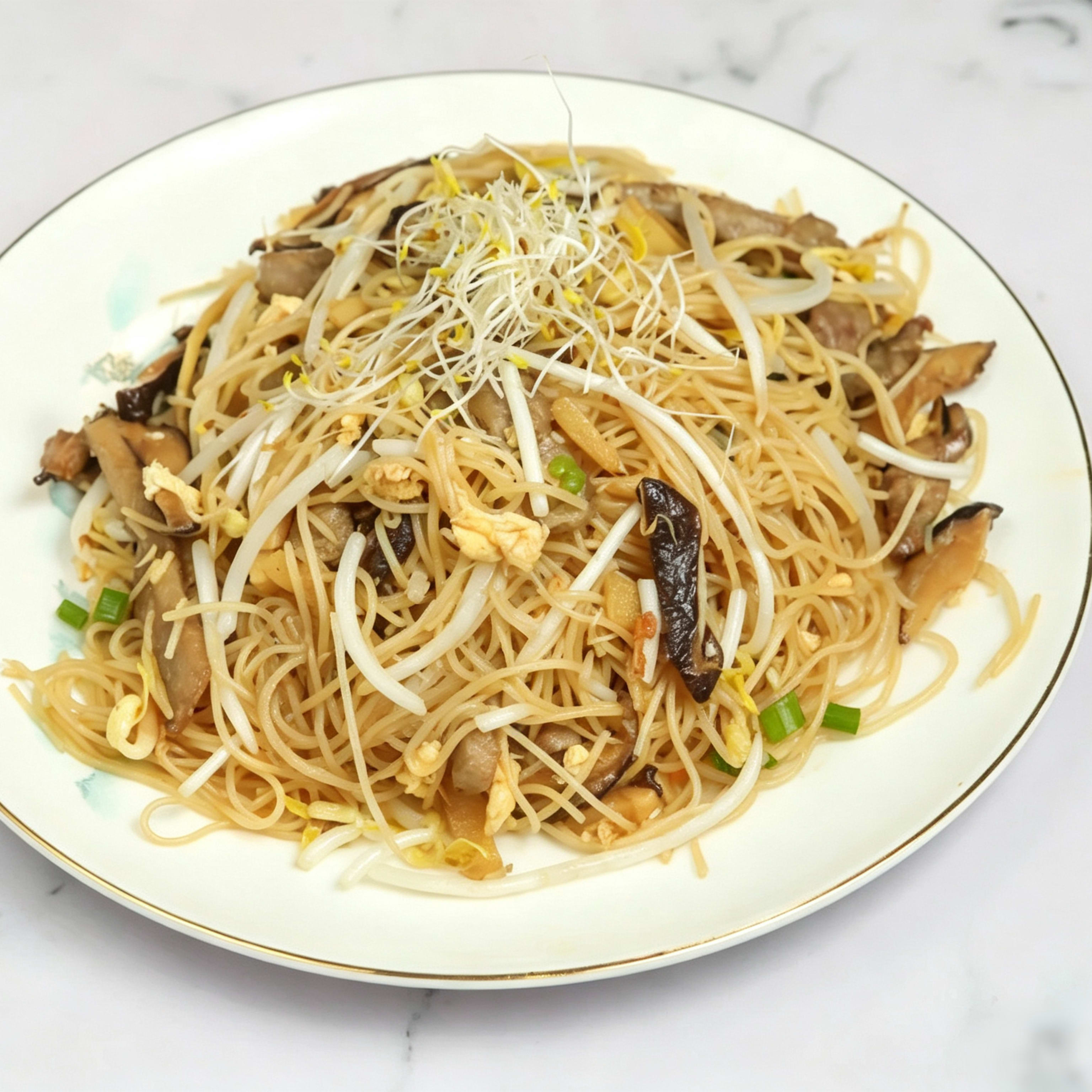 Fideos de Arroz Fritos con Bambu, Setas y Huevo