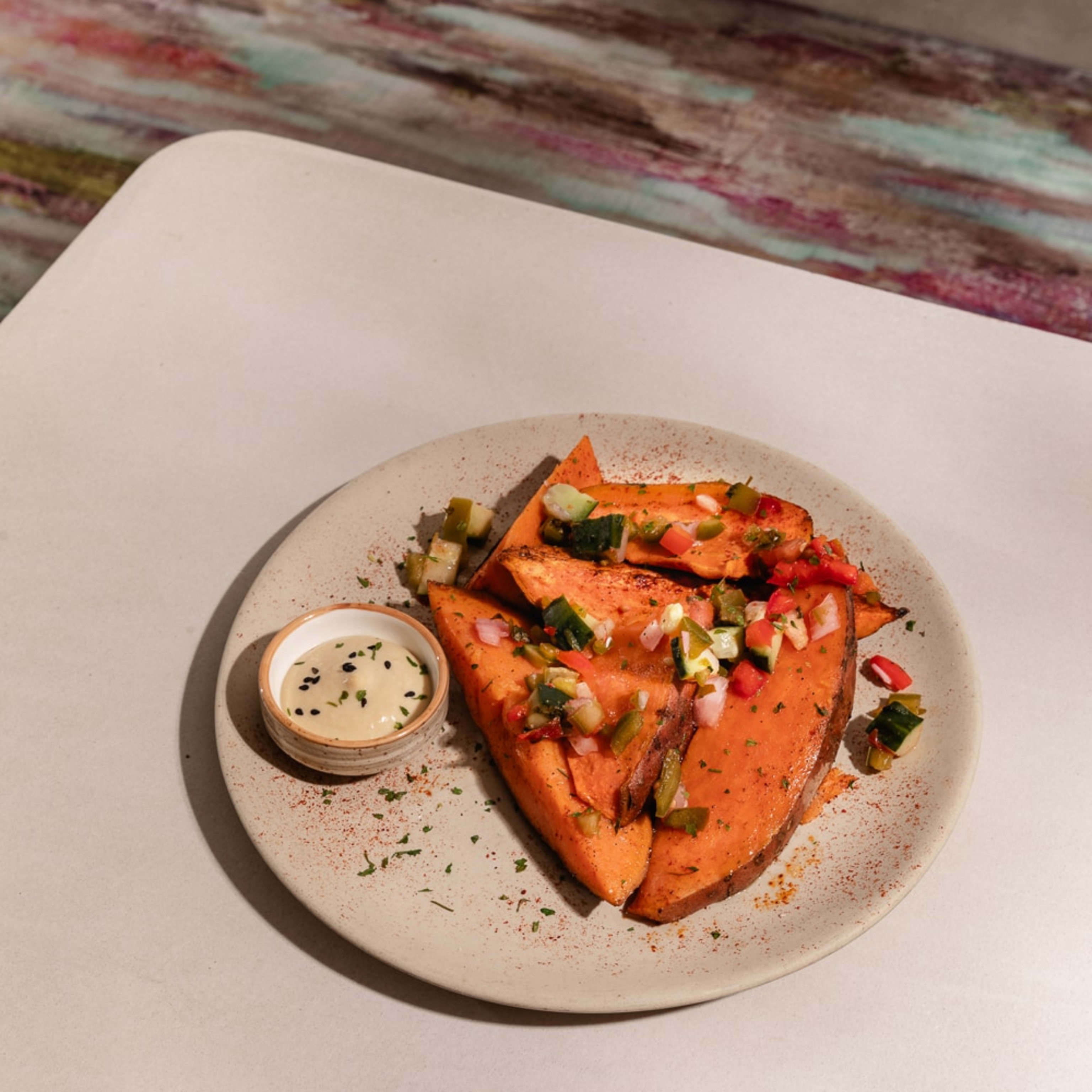 Boniatos asados con salsa de mostaza y eneldo y pico de gallo