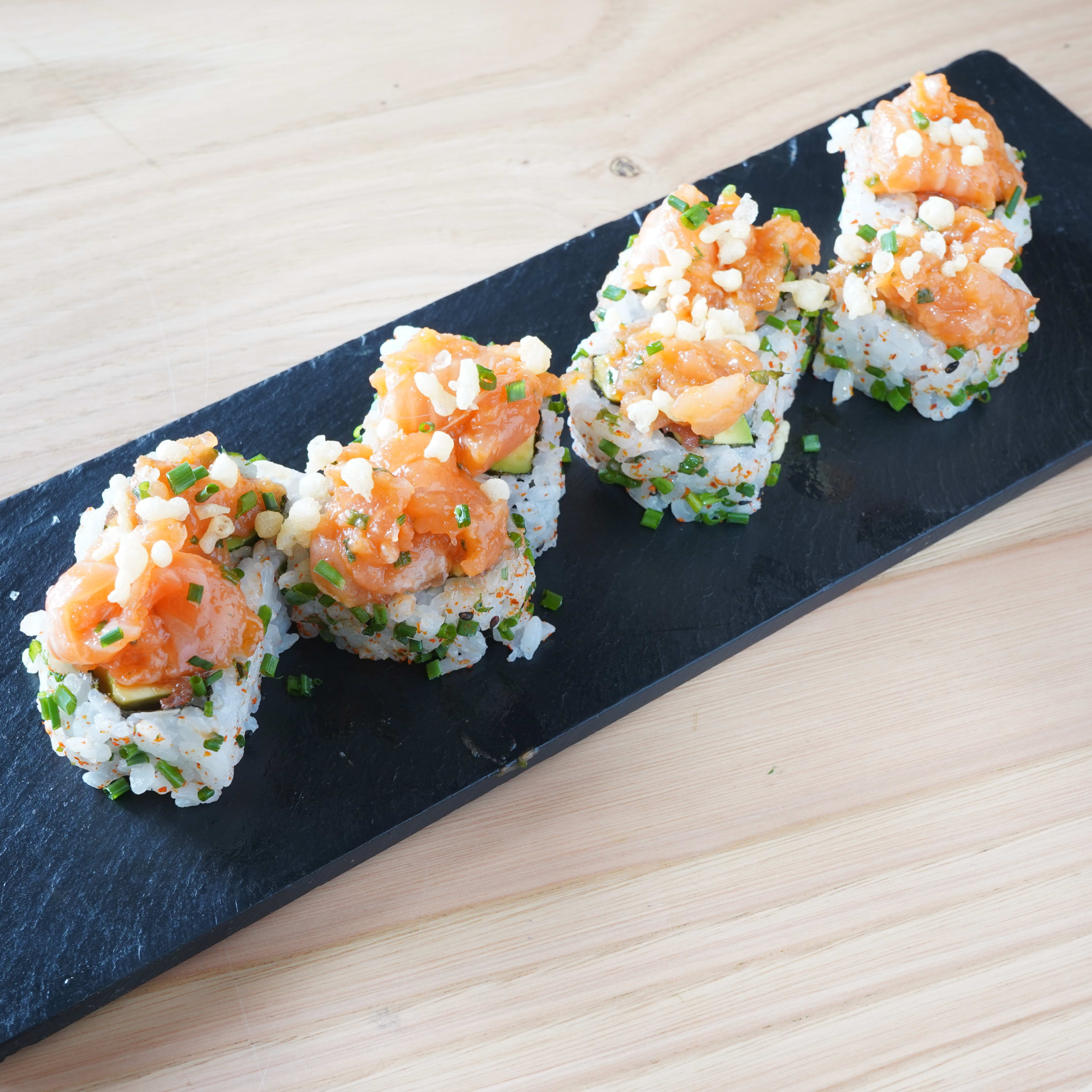 Salmon dinamita roll