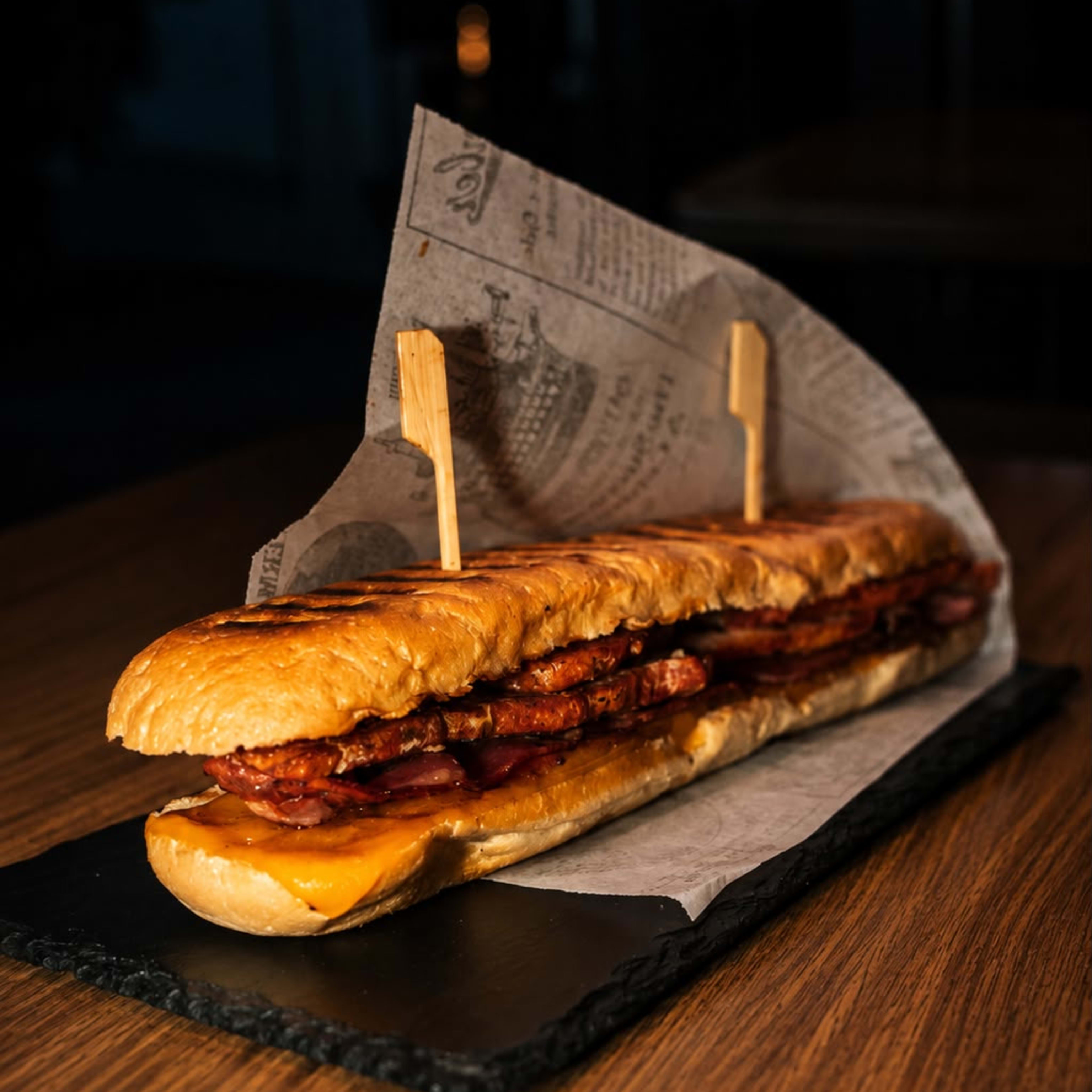 BOCADILLO DE LOMO, QUESO Y BACON