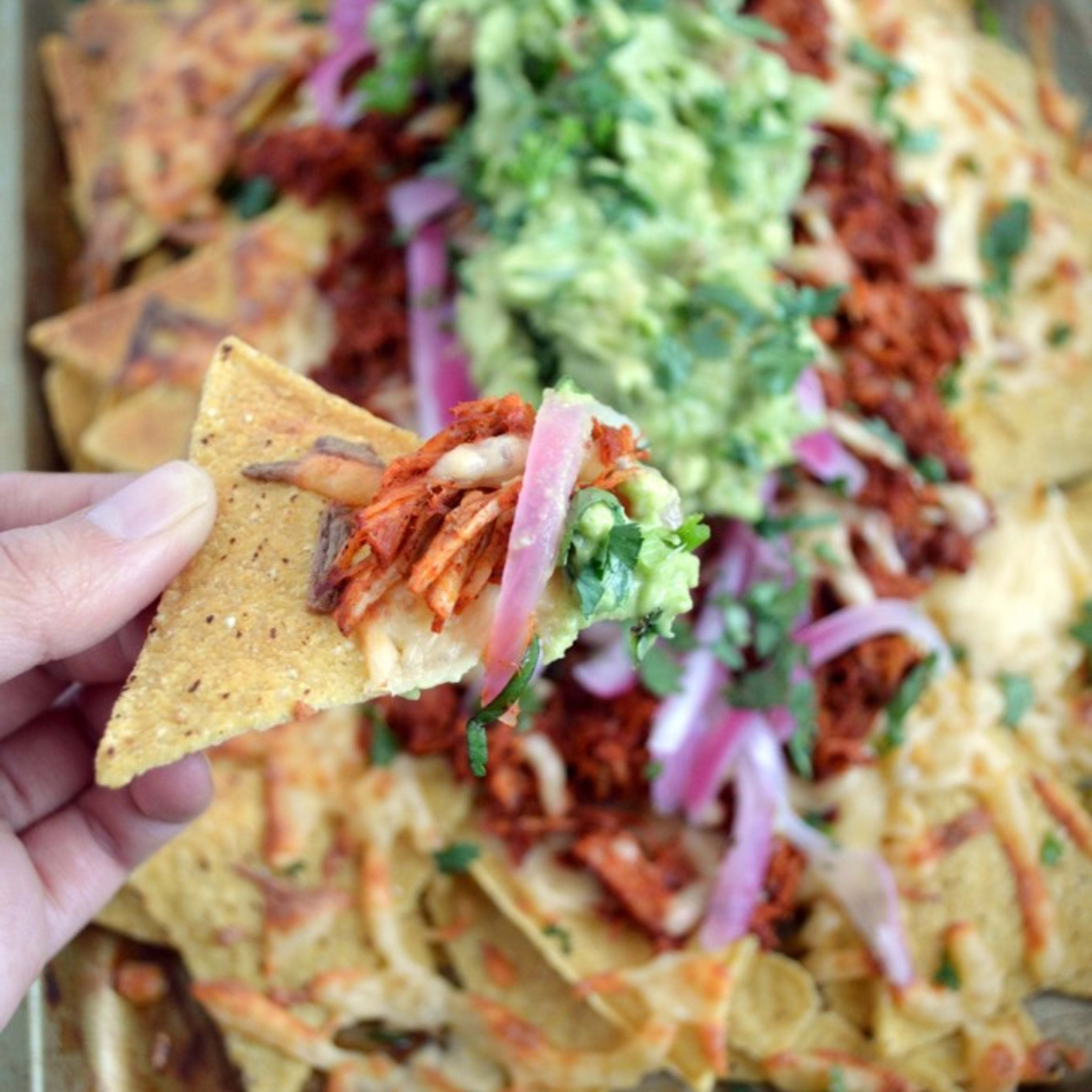 Nachos con dos quesos y cochinita pibill