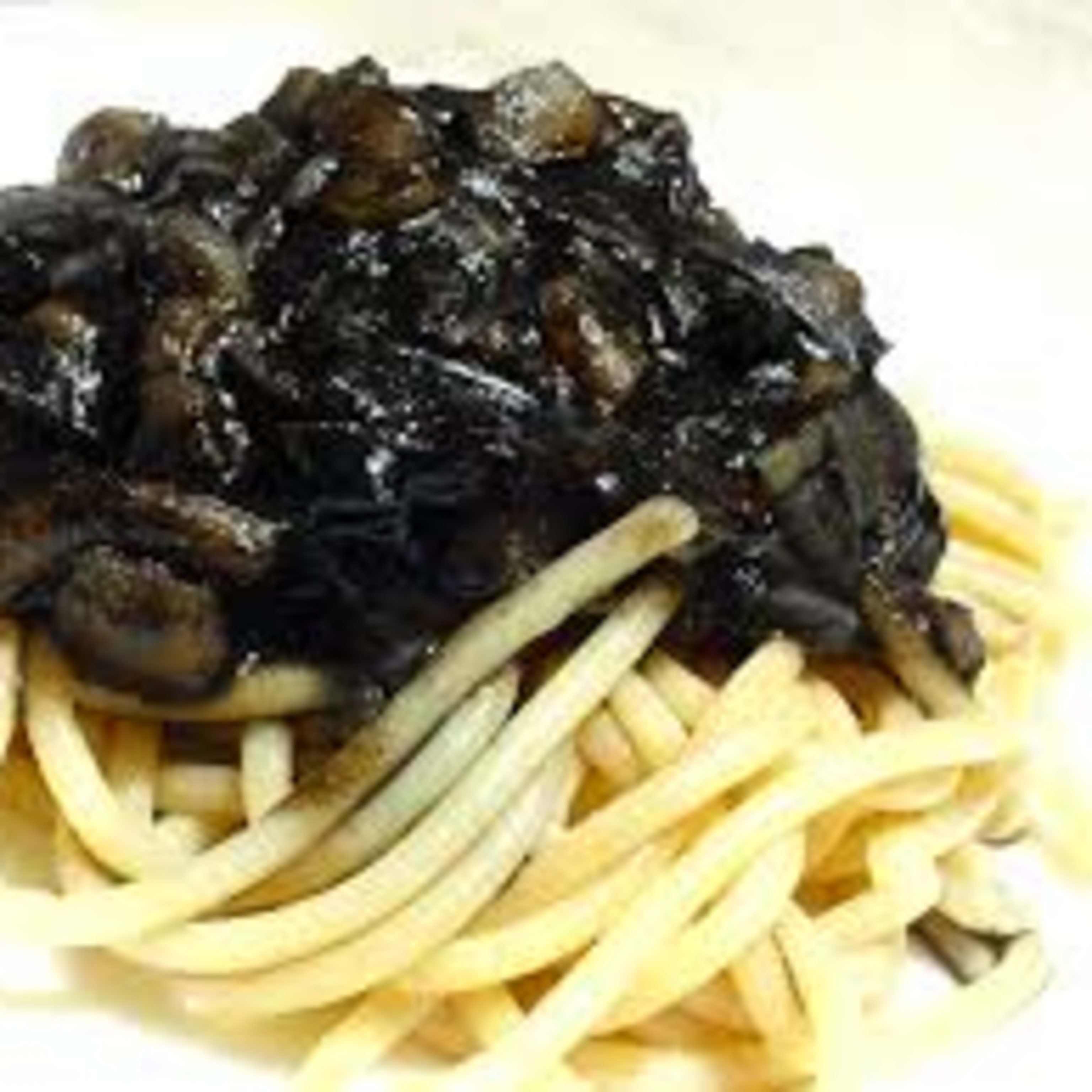 Espaguetis con calamares en su tinta