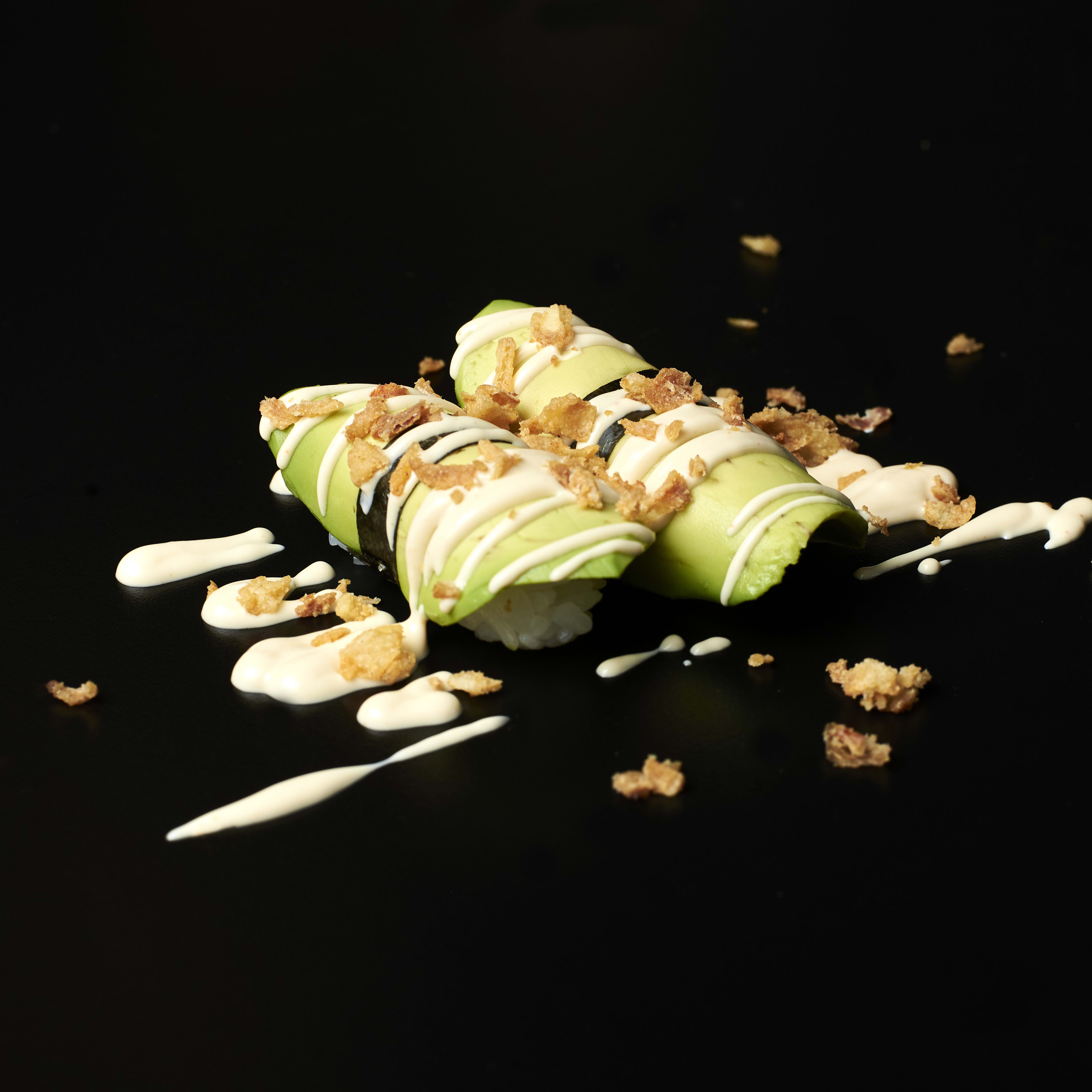 Nigiri de aguacate con Mahonesa japo y Crujiente de cebolla