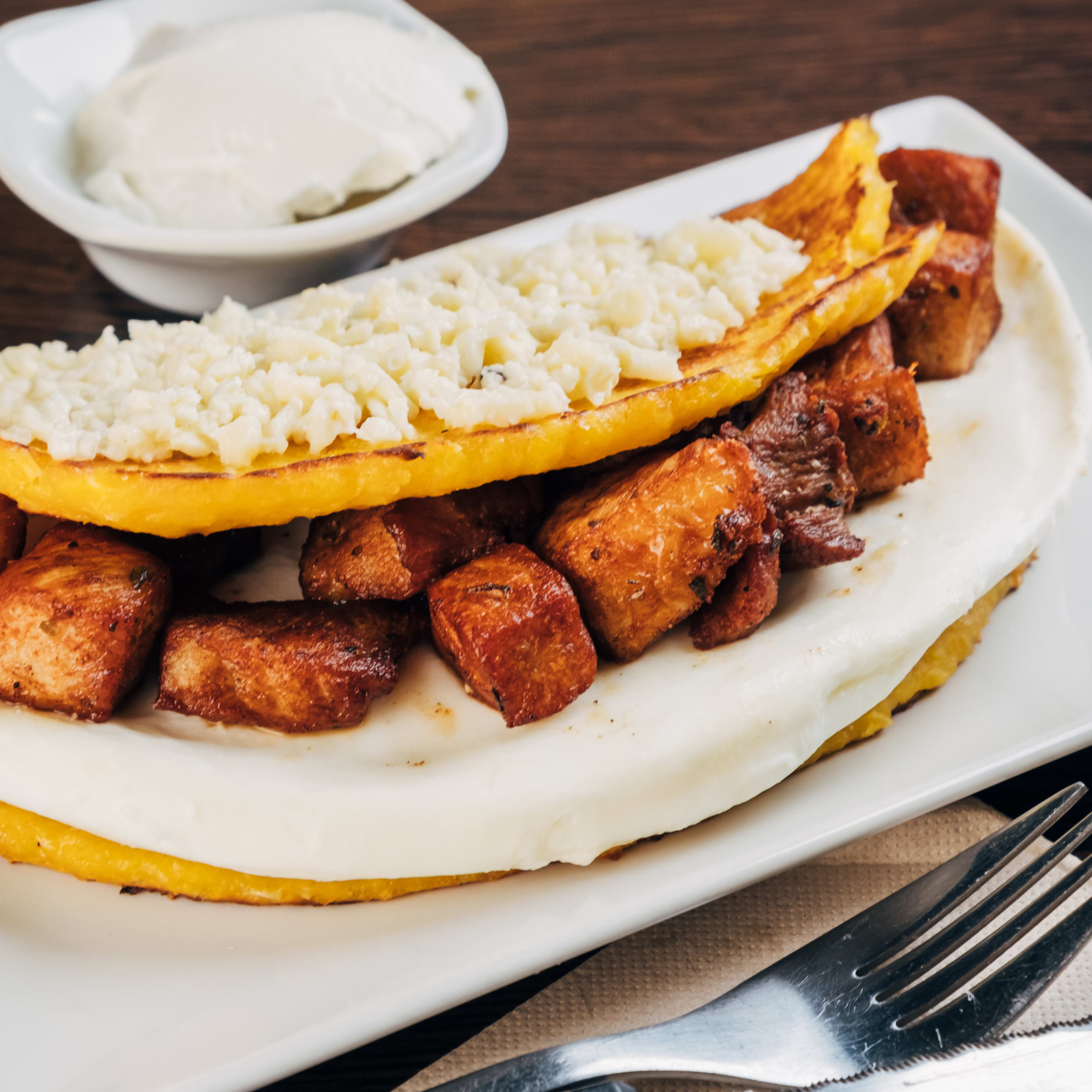 Cachapa Con Cerdo Frito Y Queso Telita