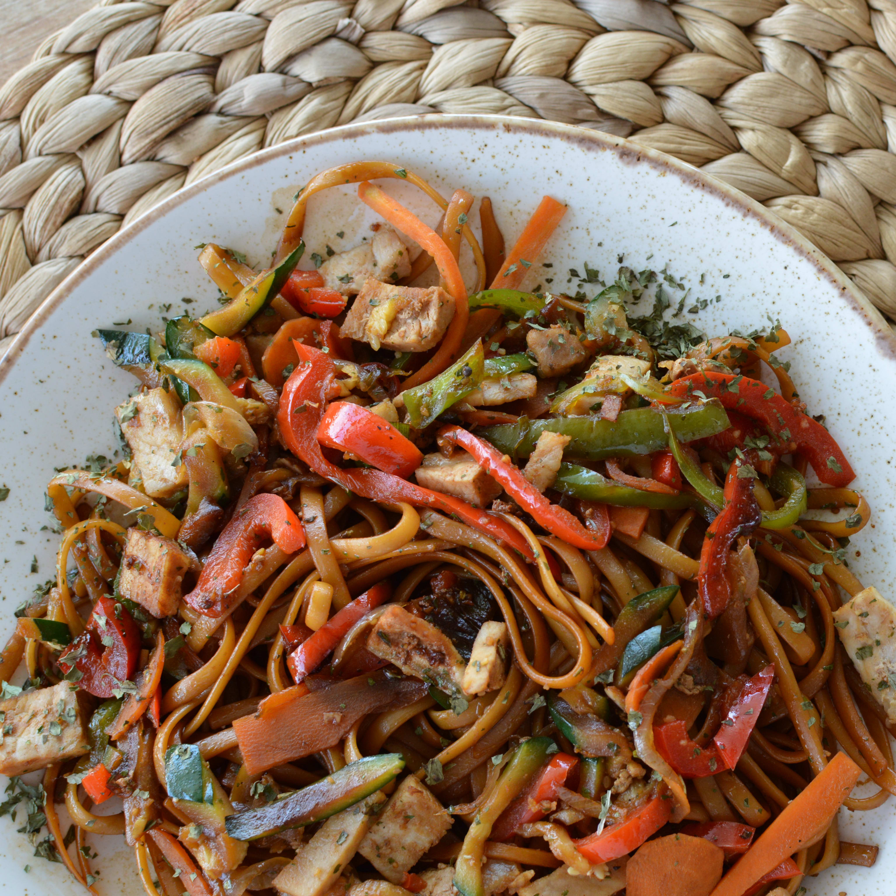 TALLARINES SALTEADOS CON POLLO, VERDURAS Y SALSA DE SOJA