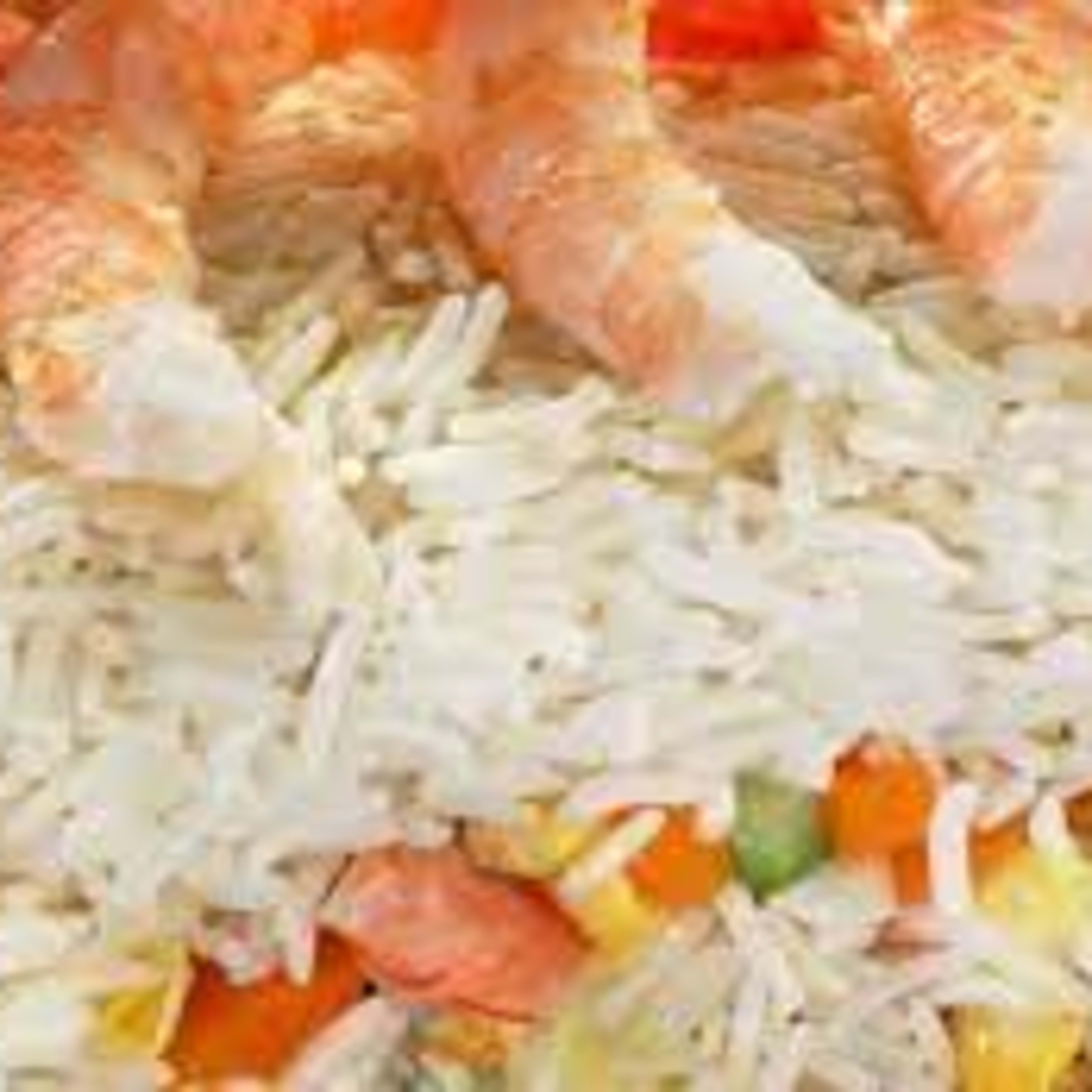 Ensalada de arroz, salmon, y langostino