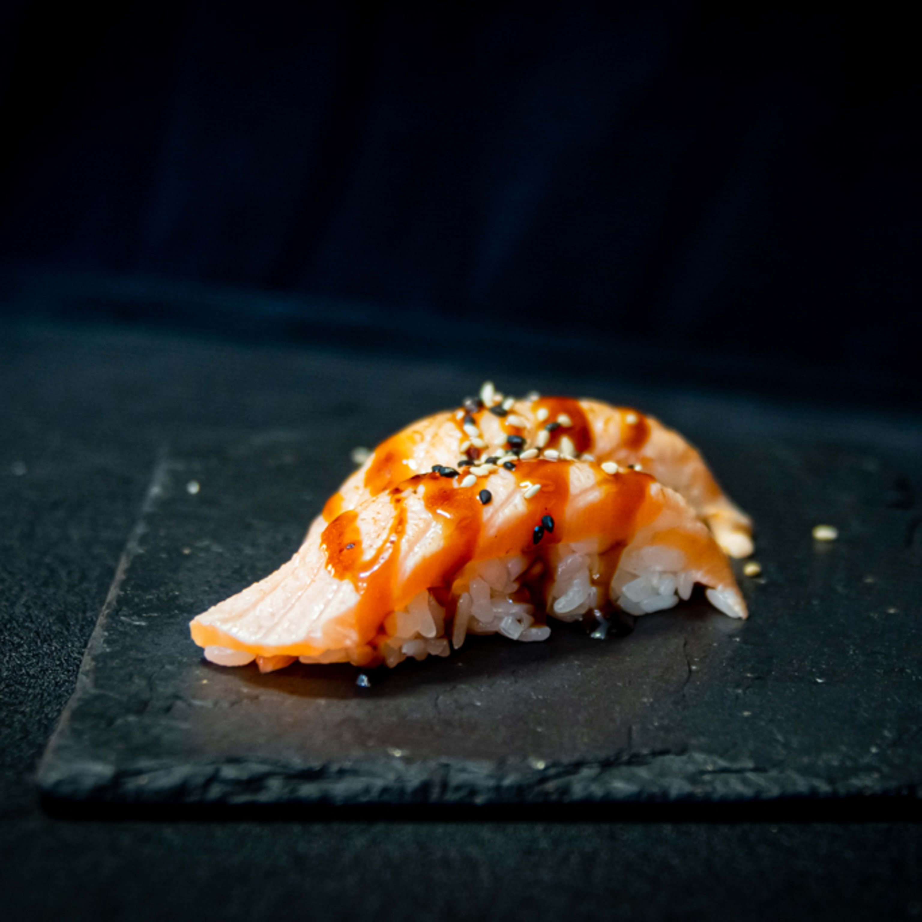 Nigiri Salmón flambeado