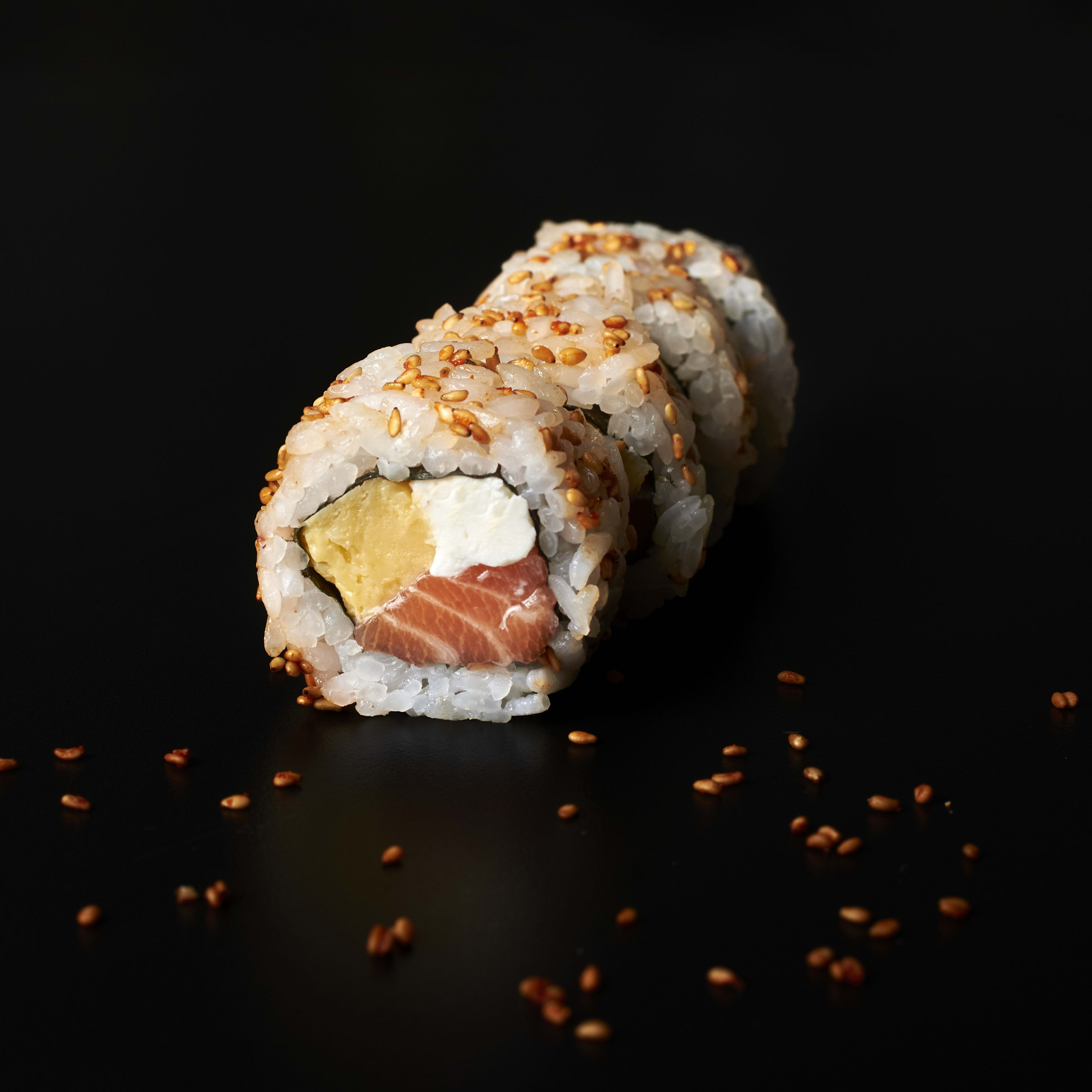 Uramaki salmón, feta y tamago - 4 piezas