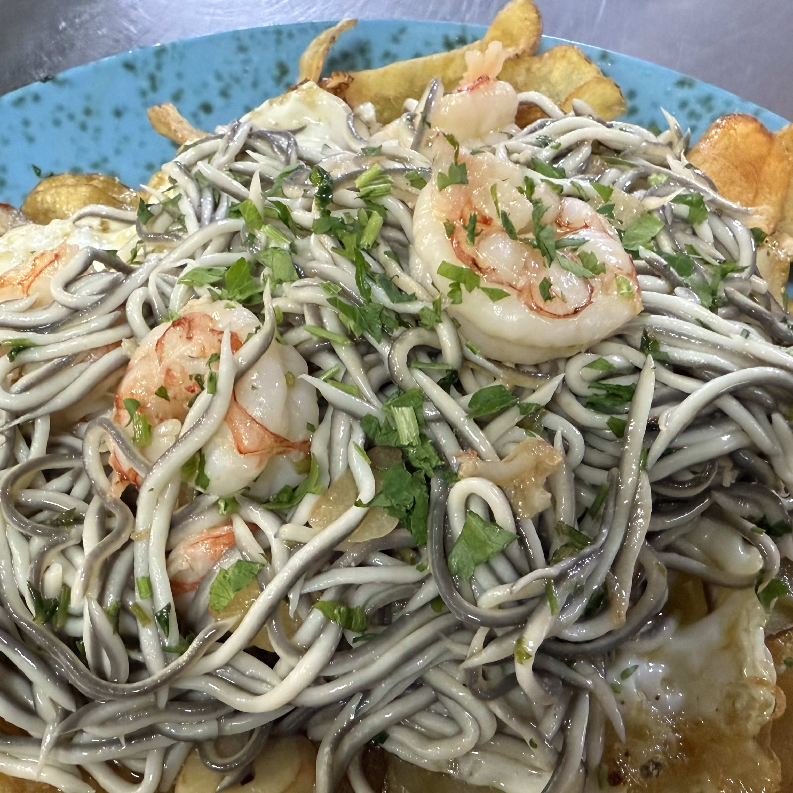 GULAS CON GAMBAS Y  HUEVOS