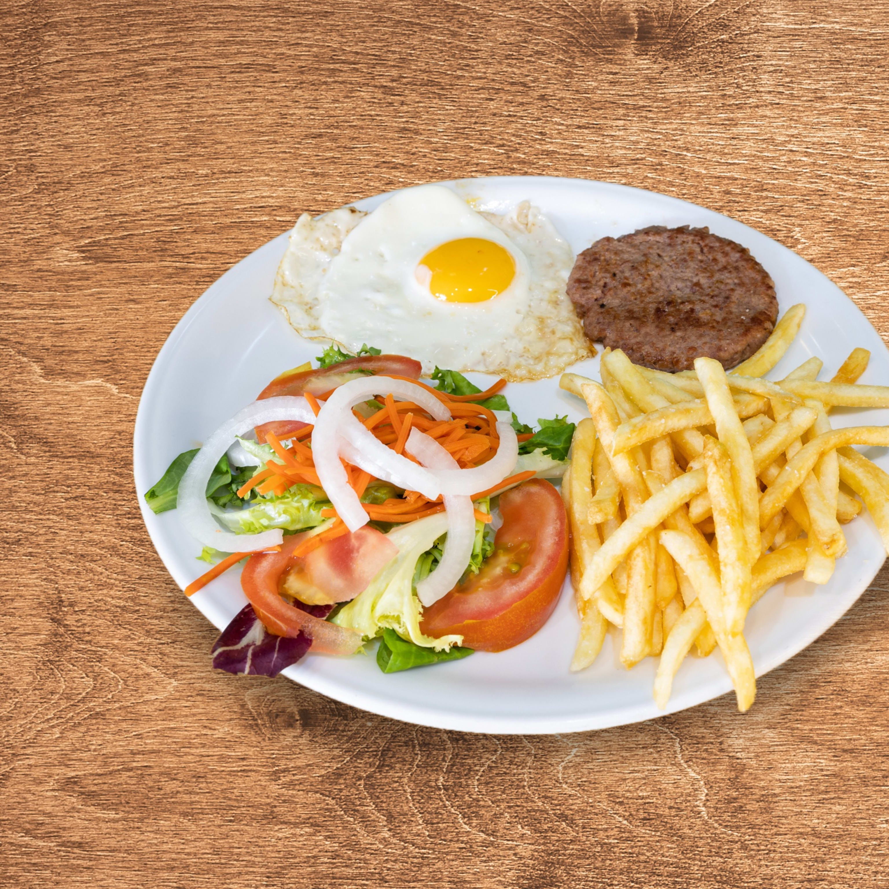 Hamburguesa + huevo frito + patatas + ensalada + bebida