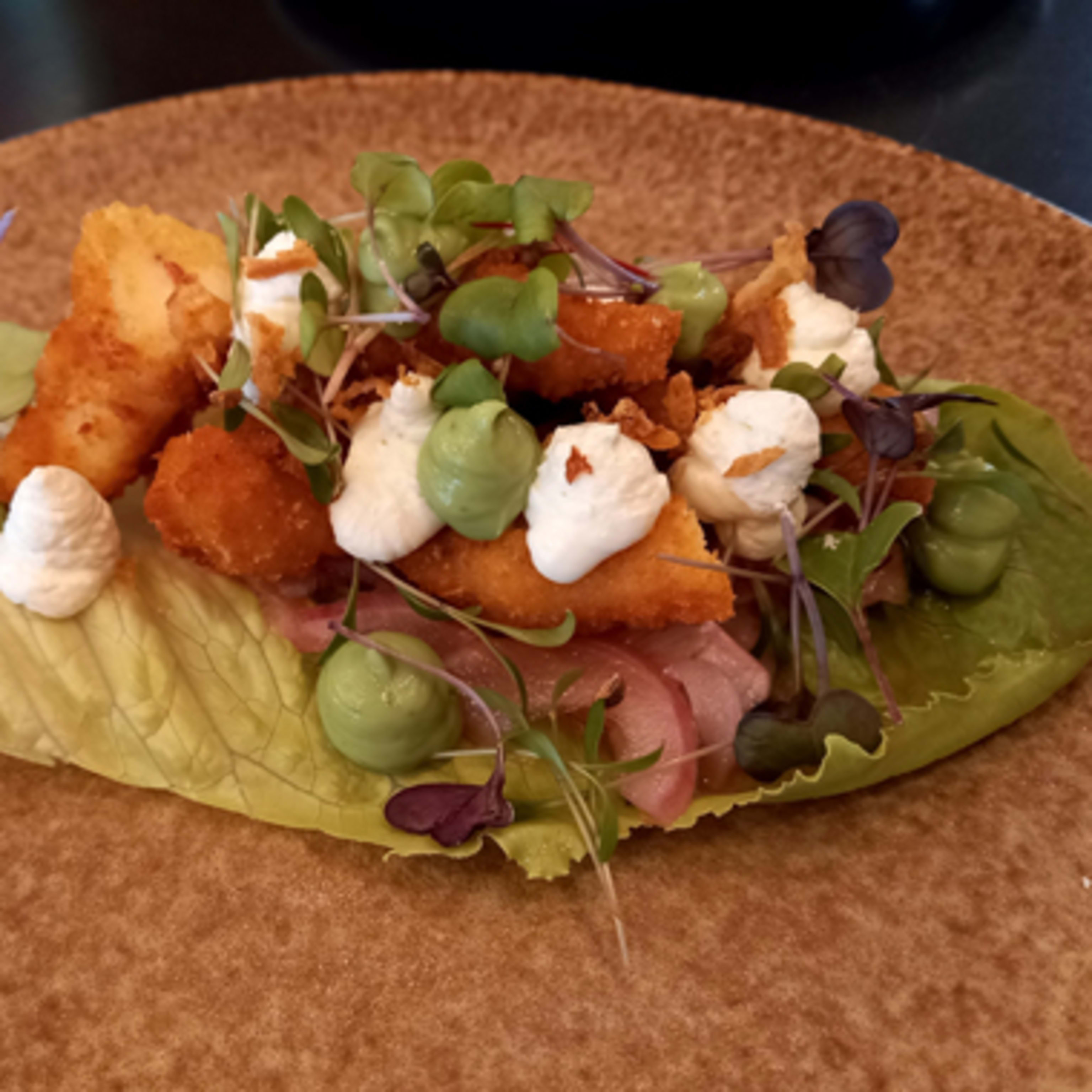 Saam de langostino panko, aguacate, encurtidos y salsa Nikko