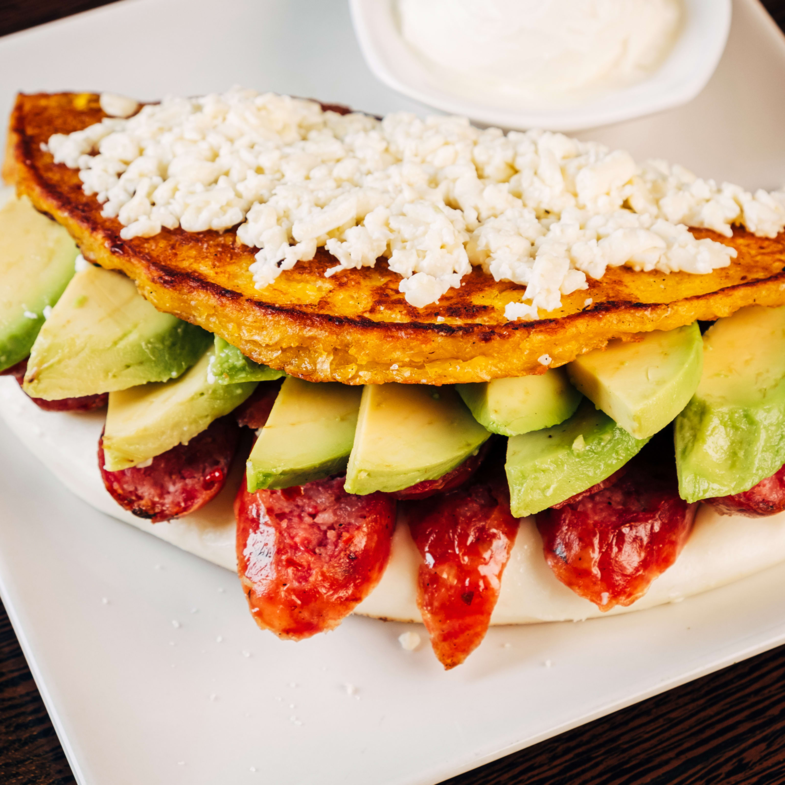 Cachapa de queso telita, Chorizo y aguacate