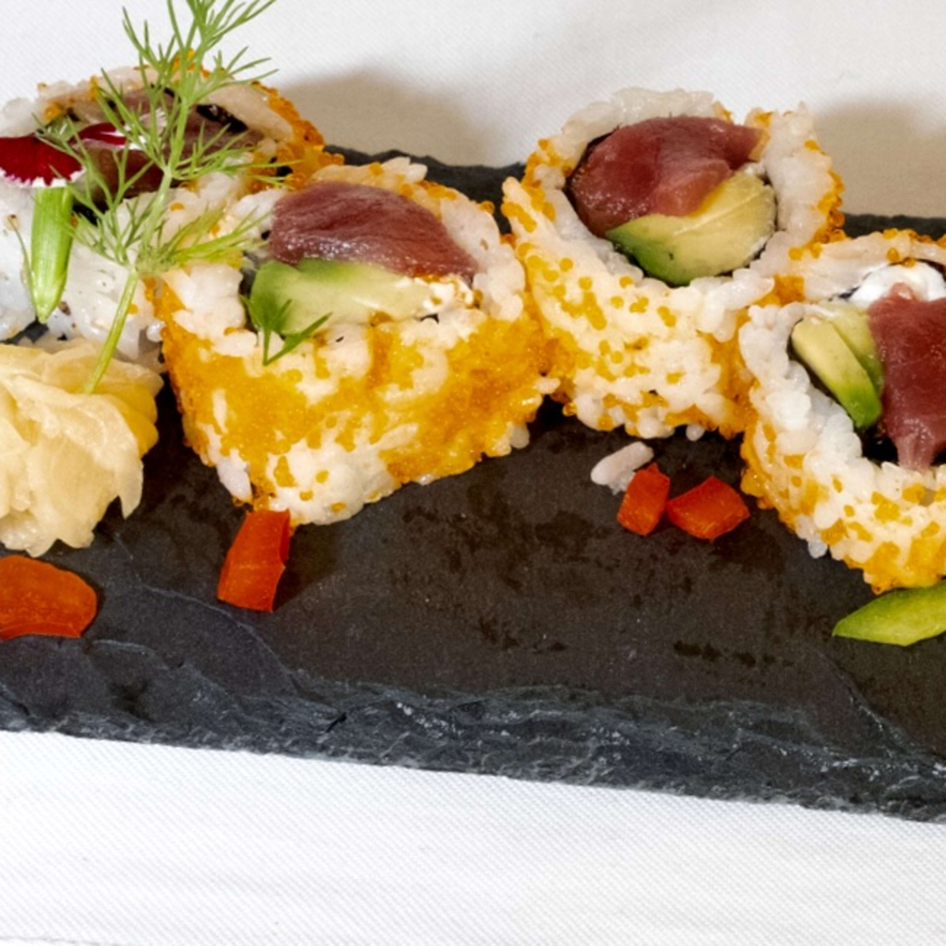 905-TUNA TOBIKO ROLL (8 PCS)  D