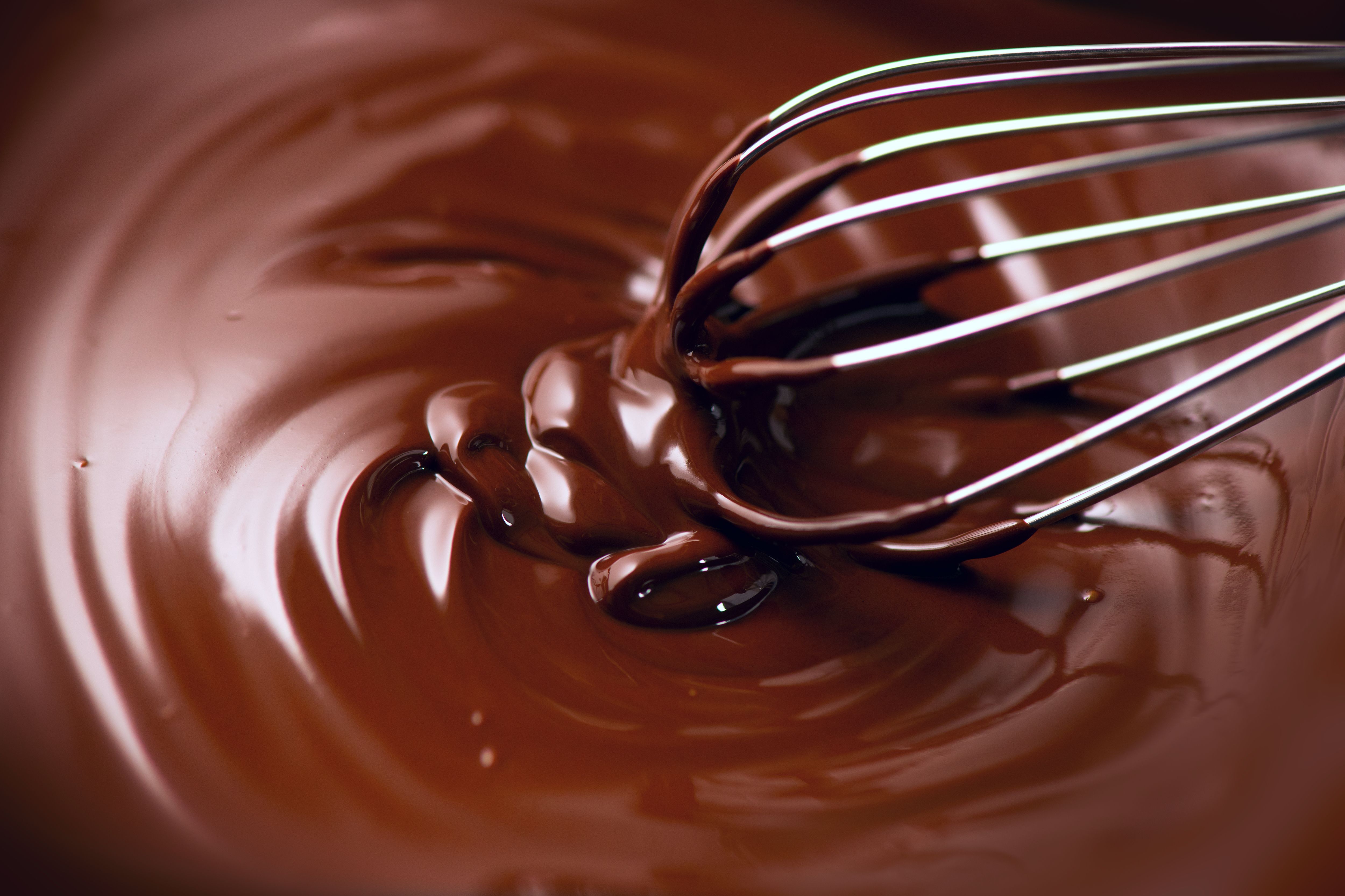 Detalle de barillas removiendo chocolate.