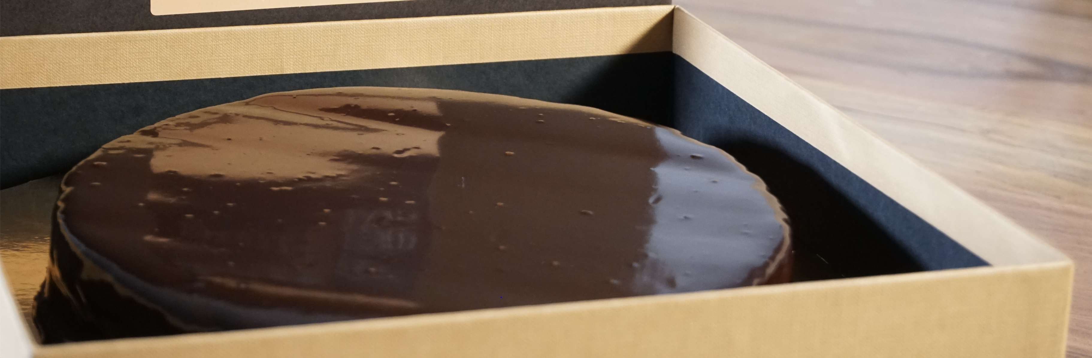 Detalle de nuestra tarta original de chocolate 70% en caja.