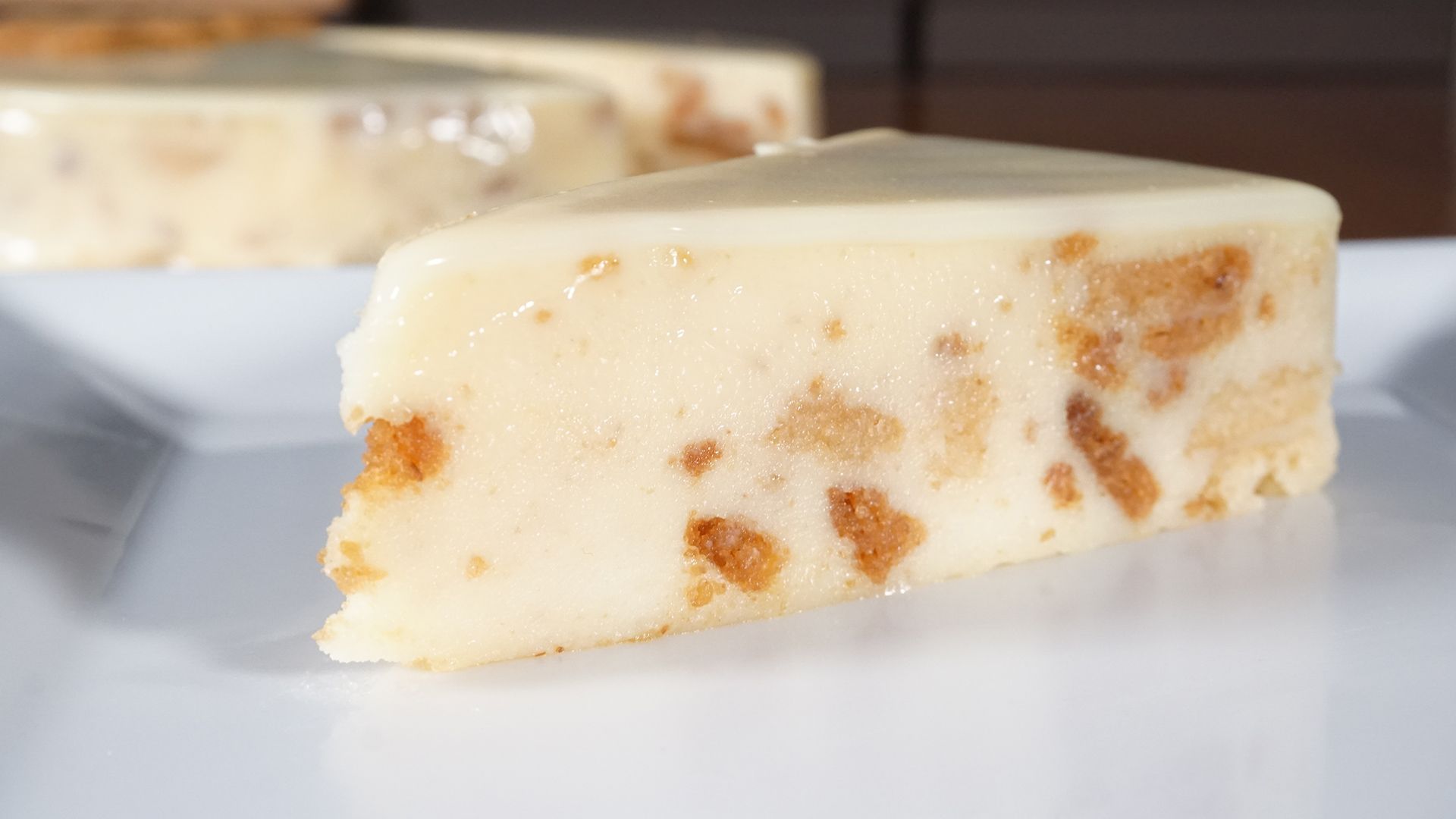 Porción de tarta de chocolate blanco con biscuit.