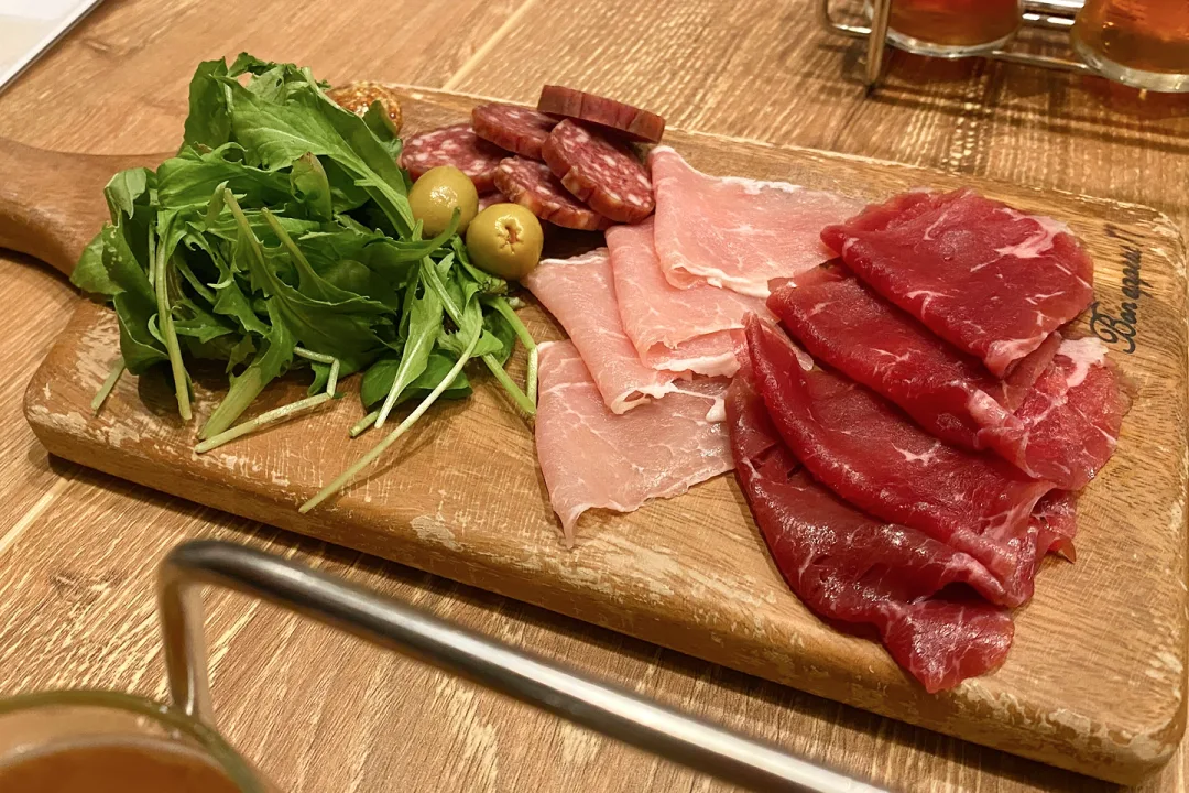 牛と豚の生ハムとサラミ。肉感あってよかった。