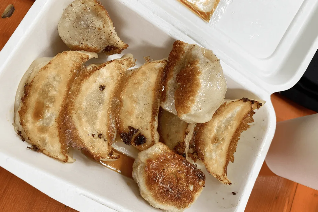 特製手切り肉餃子と宇都宮餃子。どちらもビールにあう。