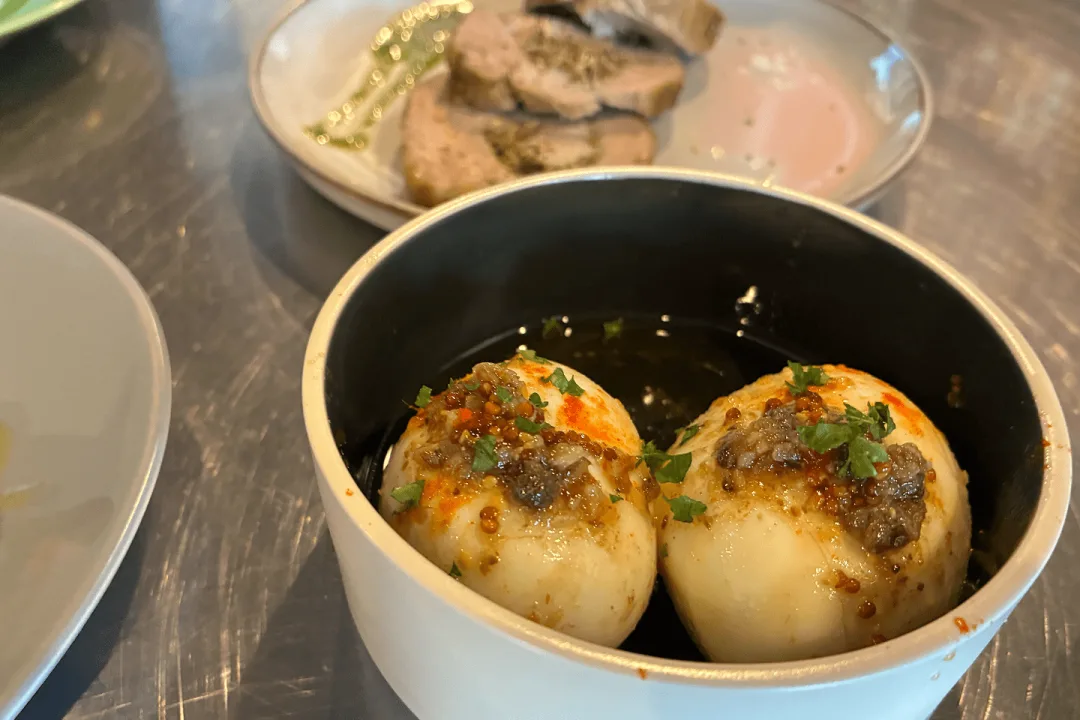 味玉。割ると半熟の黄身が顔をのぞかせた。