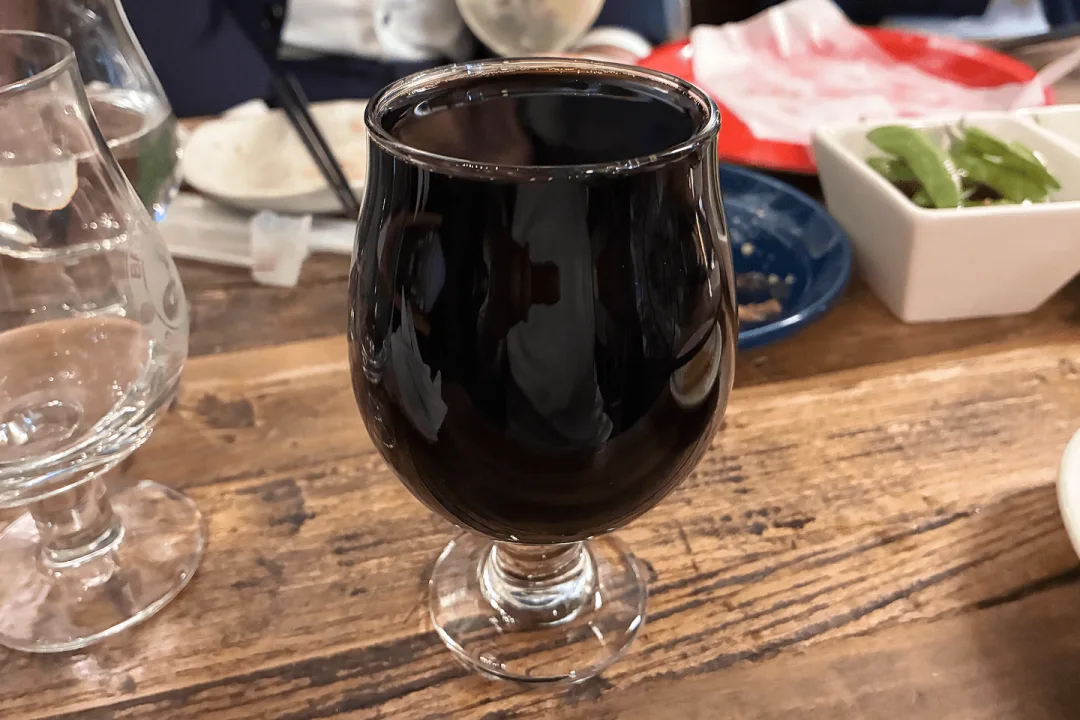 真っ黒。口当たりもかなりまろやか