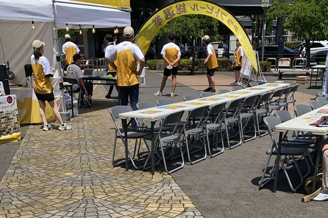席は確保したんですが、日よけになるような場所はなかった。スタッフさんも暑そう。