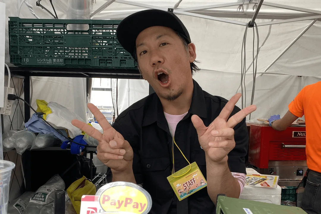 写真をお願いするとピースサインで答えてくれました。黒酔教えてくれてありがとうございました！