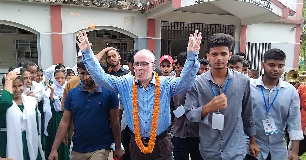 প্রিয় শিক্ষককে ঘোড়ার গাড়িতে বাসায় পৌঁছে দিলেন সতীর্থ ও শিক্ষার্থীরা