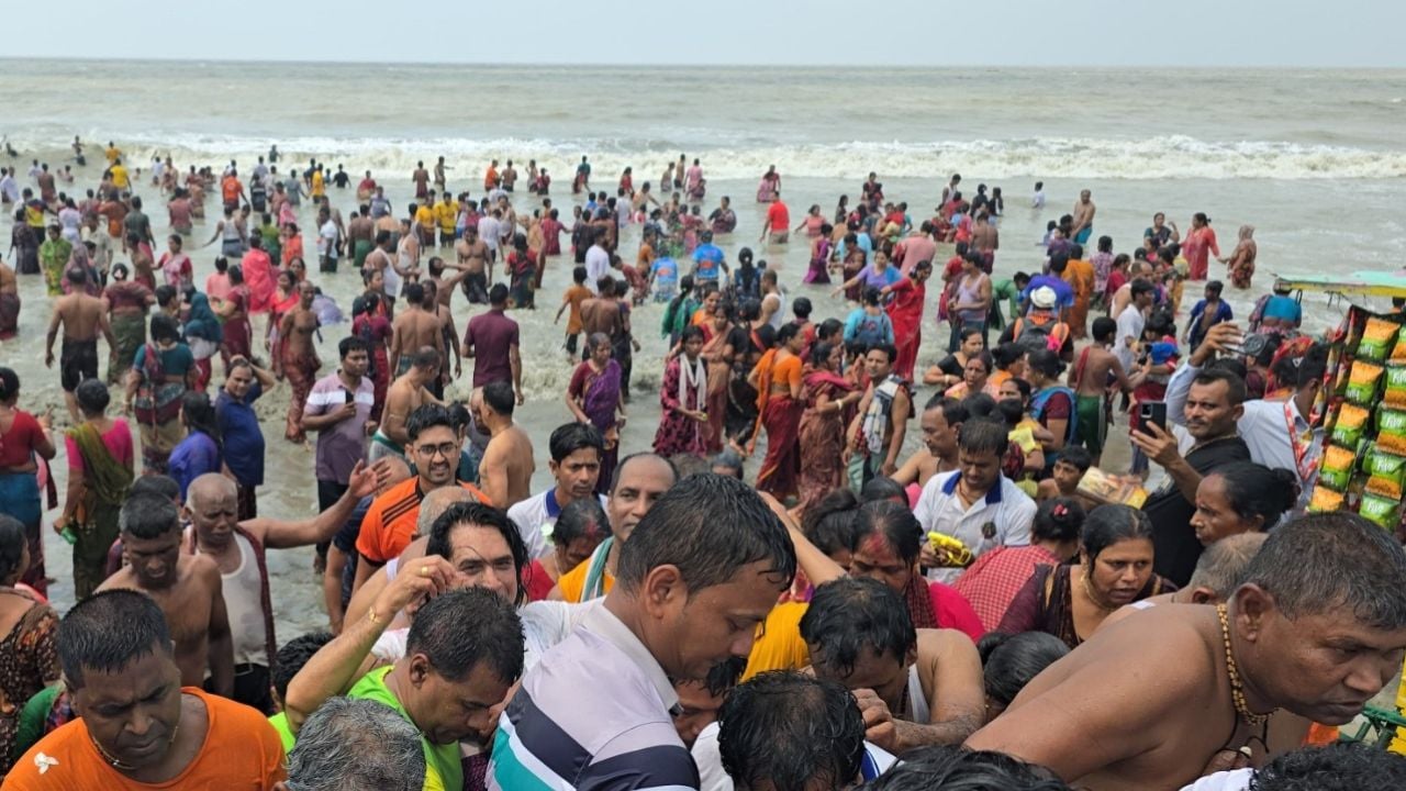 কুয়াকাটায় সনাতন ধর্মাবলম্বীদের সমুদ্রস্নানের আয়োজন