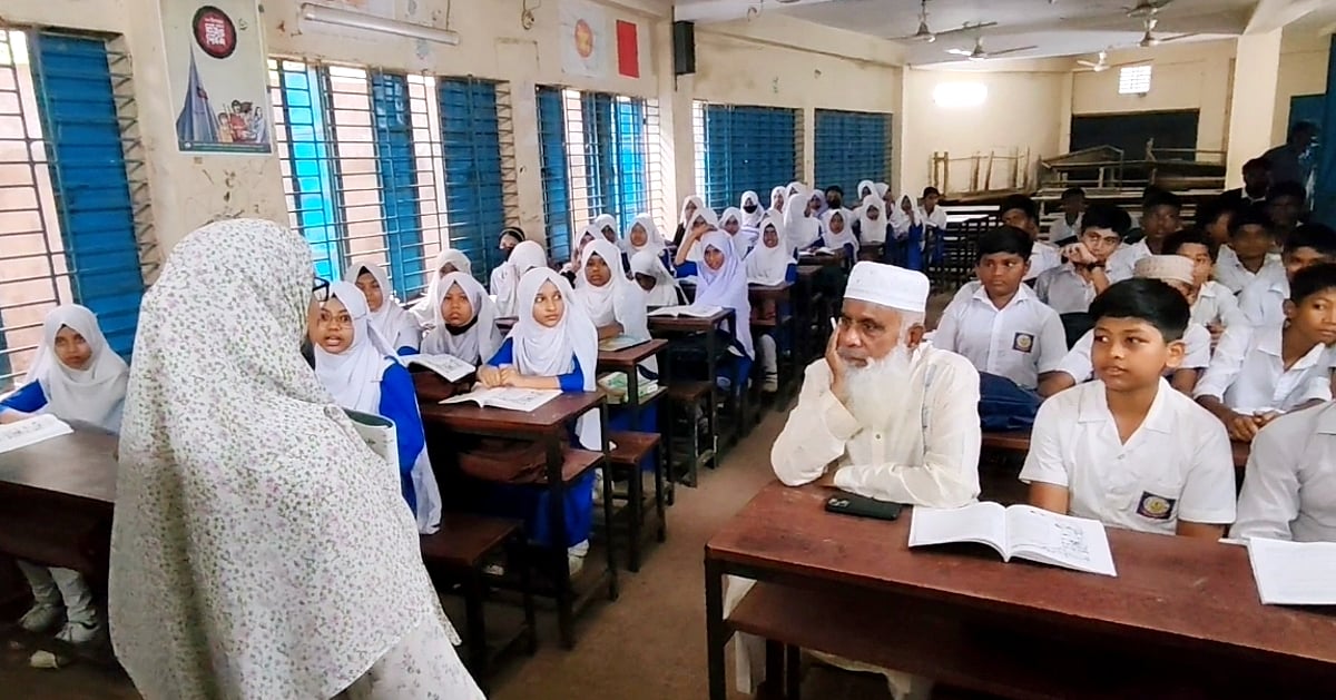 সংসদ সদস্য শিক্ষার্থীদের বেঞ্চে বসে পাঠদান শোনেন