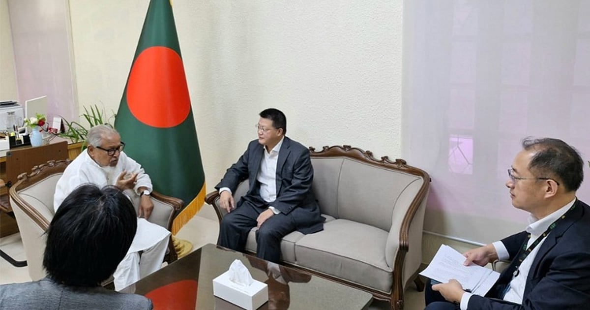 চীনের রাষ্ট্রদূতের সাথে প্রধানমন্ত্রীর উপদেষ্টা নজরুল ইসলাম খানের সাক্ষাৎ