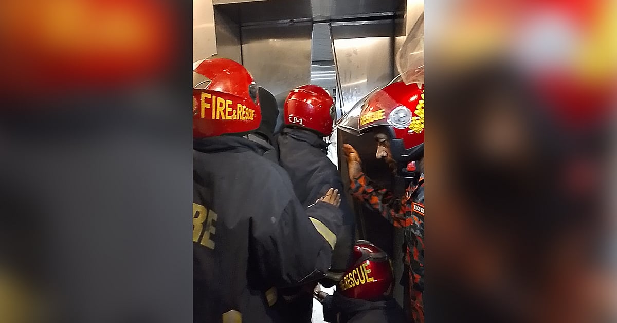 সরকারি বাসভবনের লিফটে আটকে থাকা কিশোরকে ফায়ার সার্ভিস উদ্ধার করে