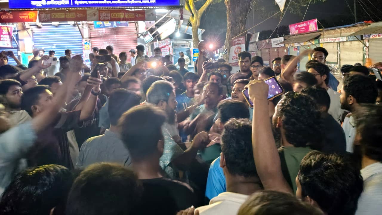 বিশ্ববিদ্যালয়ের দোকানদারকে হালিমের বাটি ছুড়ে মারার অভিযোগ