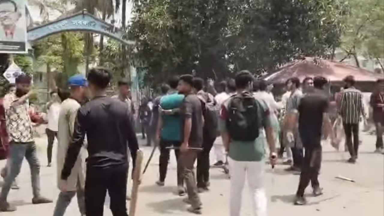 ঈশ্বরদীতে ছাত্রশিবির-ছাত্রদলের সংঘর্ষ: গুলিবর্ষণ, ককটেল বিস্ফোরণ