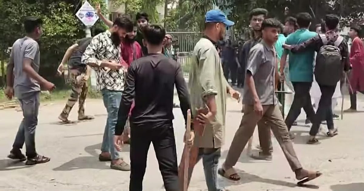 ঈশ্বরদী সরকারি কলেজে ছাত্রদল-শিবিরের সংঘর্ষ ও ককটেল বিস্ফোরণ