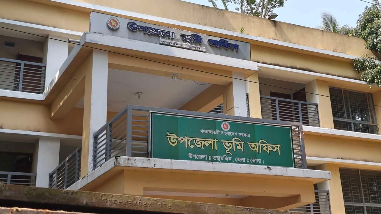 তজুমদ্দিনে সার্ভার জটিলতায় জমি দলিল বন্ধ