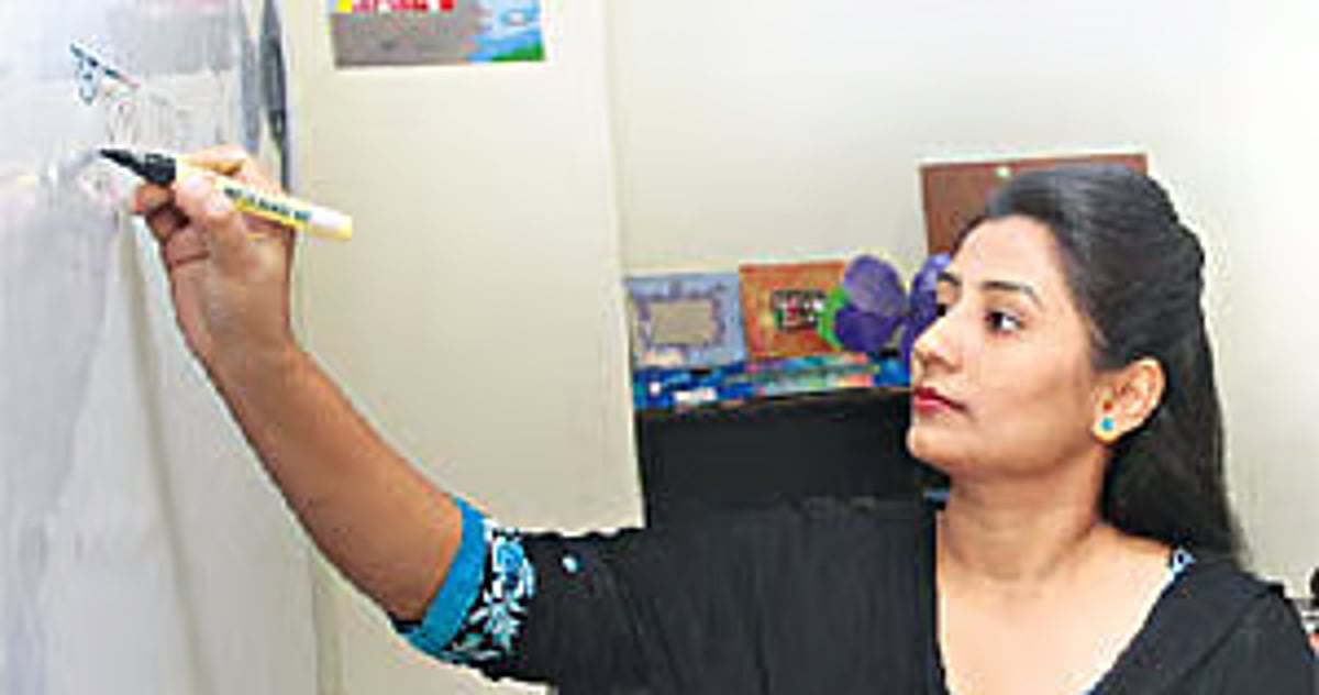 মধ্যবিত্তের জীবনযাত্রার ব্যয় সামলাতে হিমশিম খাচ্ছে