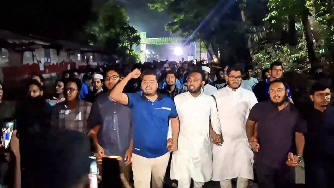 ছাত্রদলের হামলার প্রতিবাদে চট্টগ্রাম বিশ্ববিদ্যালয়ে বিক্ষোভ