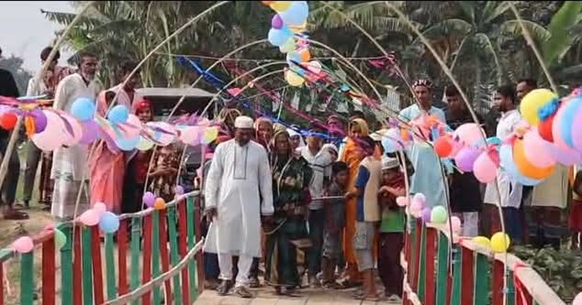 কুলি নিজের সঞ্চয়ে নির্মাণ করেছেন কাঠের সেতু