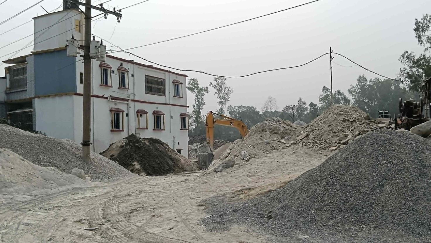 মহাসড়ক ঘেঁষে পাথর ভাঙার কারখানা, পরিবেশের ক্ষতি