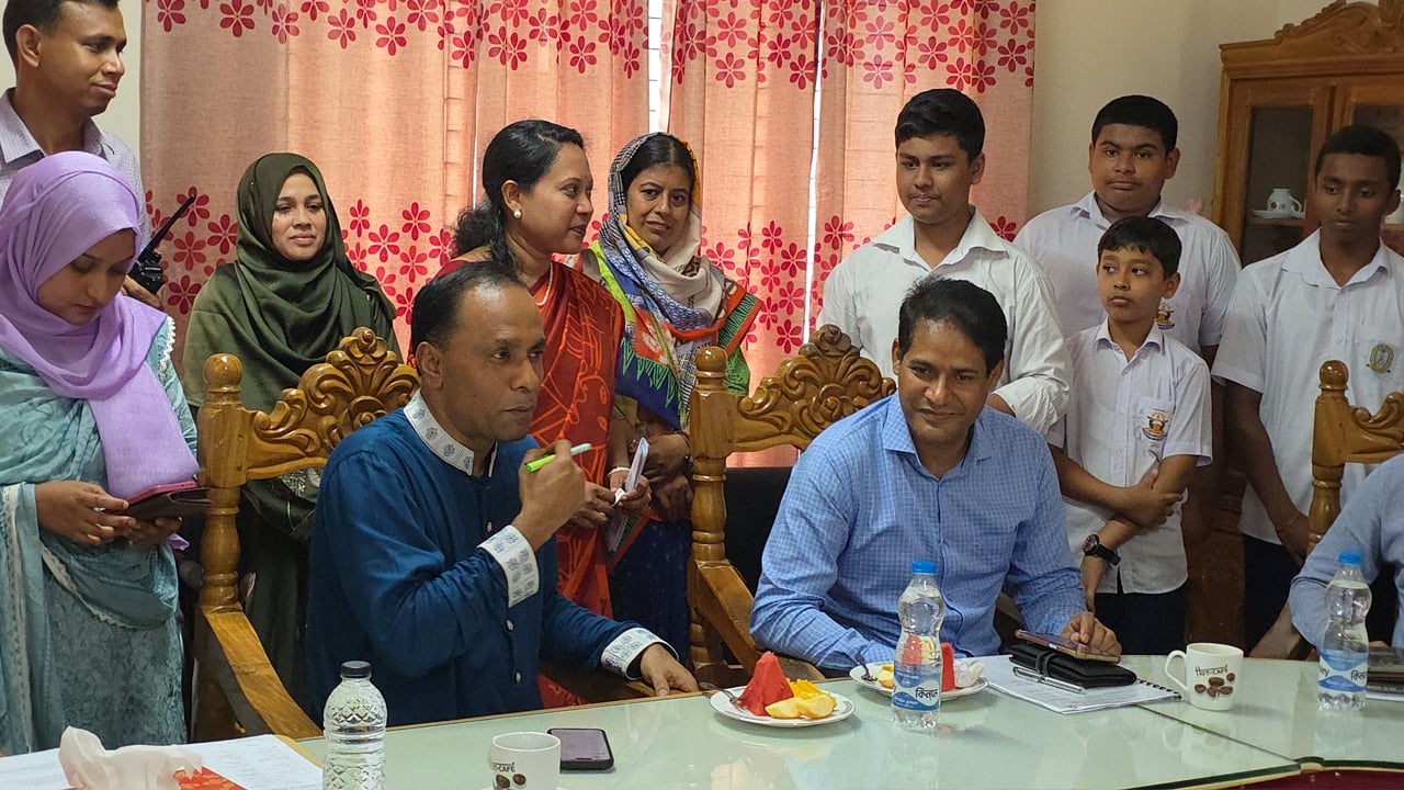 ডেপুটি স্পিকার শিক্ষকদের উপর ক্ষোভ ঝাড়লেন