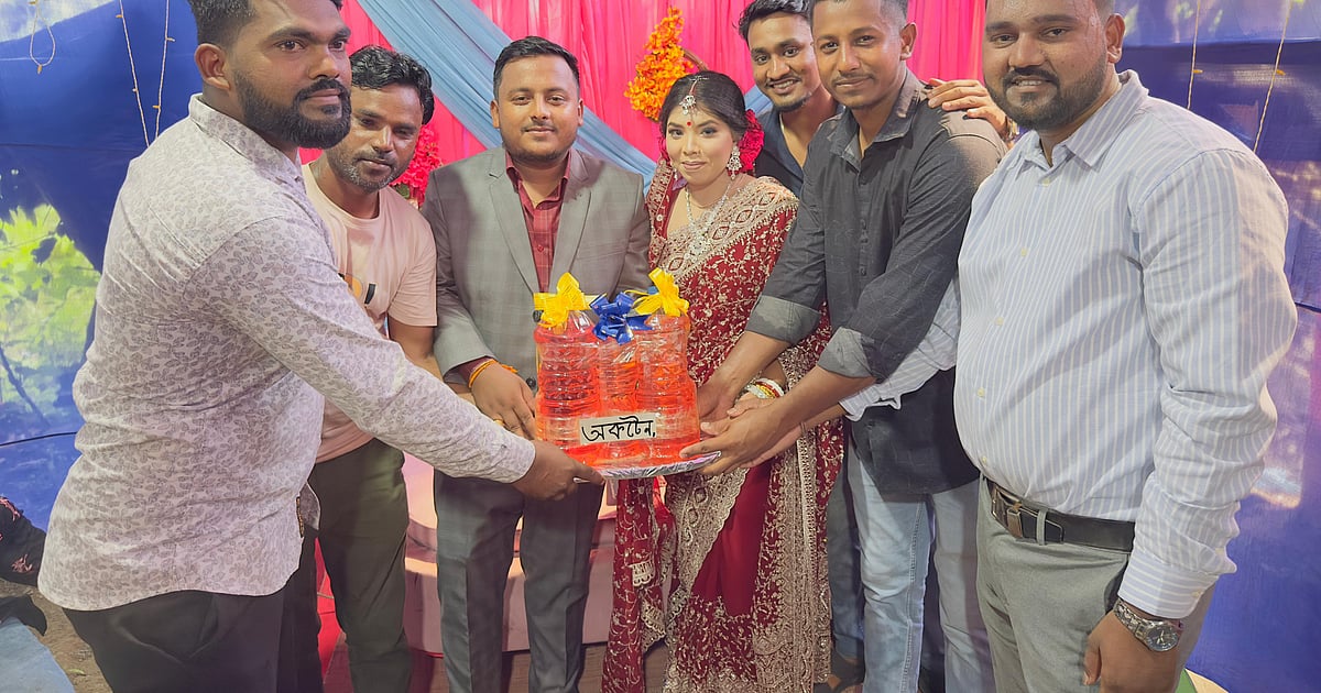 বউভাতে নবদম্পতির জন্য অকটেন উপহার