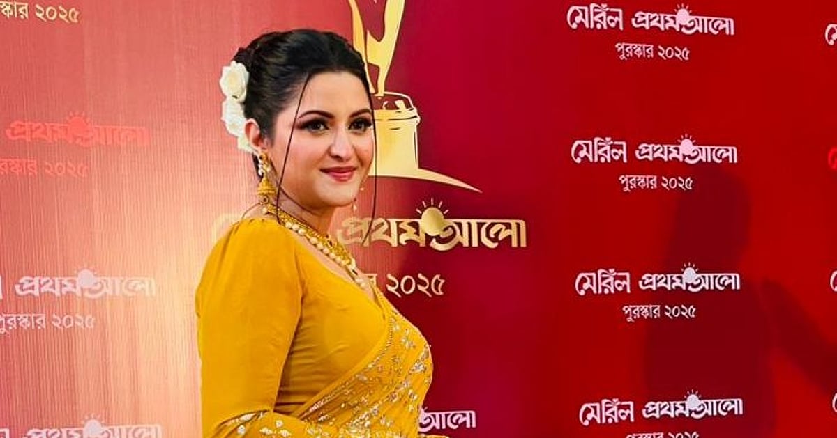 পরীমনি হলুদ শাড়িতে খেলেন মেরিল প্রথম আলো পুরস্কার