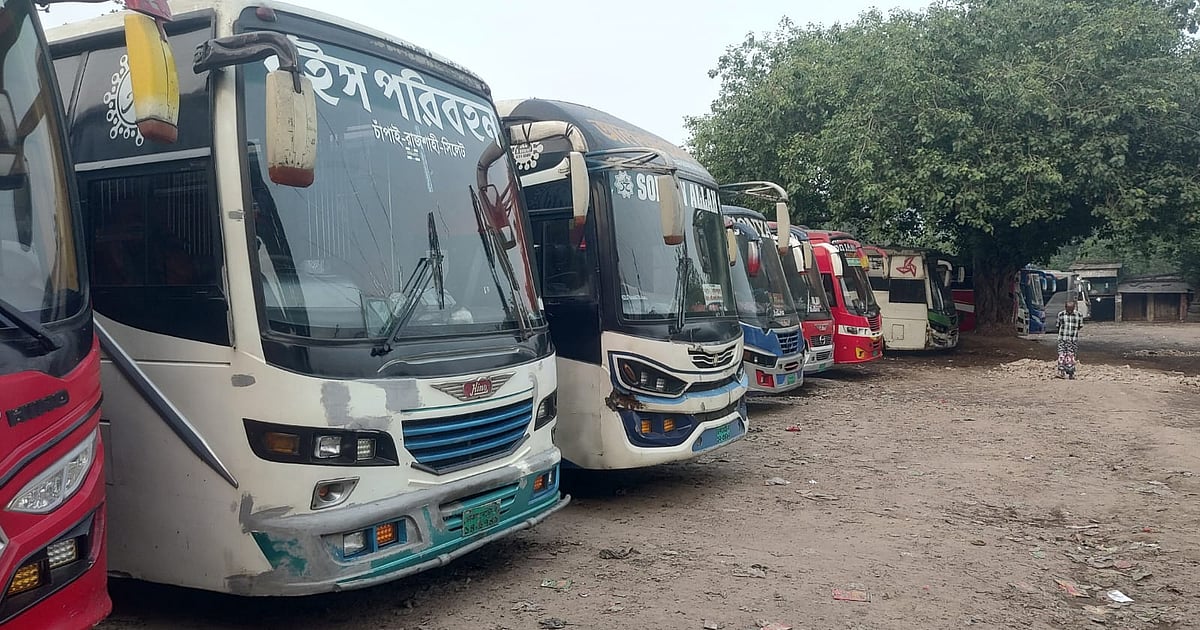 চাঁপাইনবাবগঞ্জে বাস চলাচল বন্ধ চাঁদা আদায় নিয়ে দুই শ্রমিক সংগঠনের বিরোধে