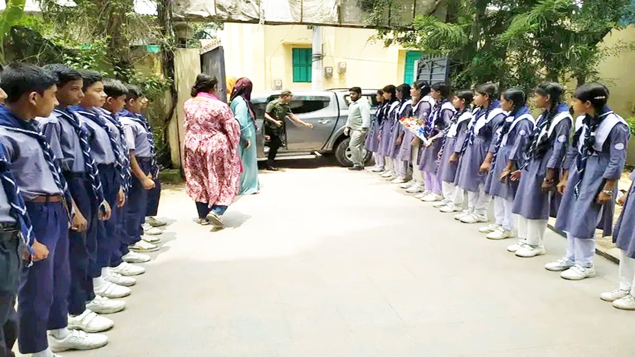 শিক্ষার্থীদের সড়কে দাঁড় করিয়ে ইউএনওকে ফুলেল শুভেচ্ছা দেওয়া হয়েছে
