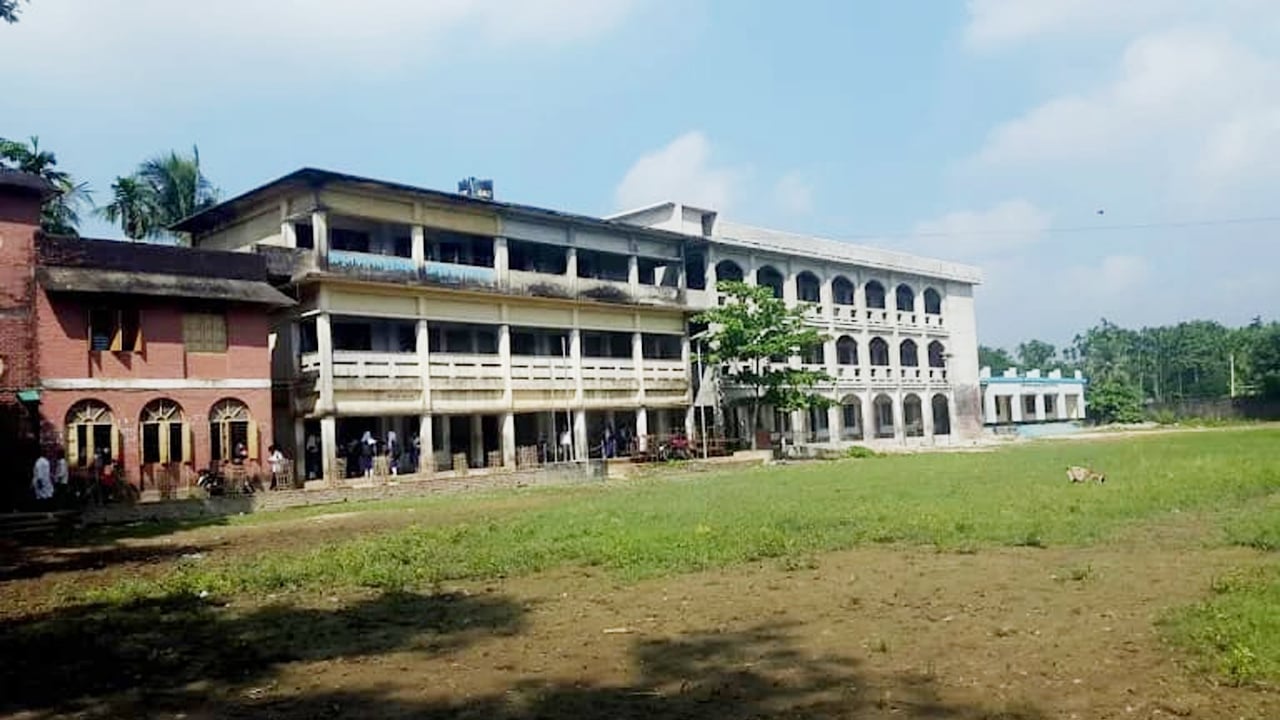 বাংলাদেশে এসএসসি পরীক্ষার ভুল প্রশ্নপত্রের কারণে কেন্দ্র সচিব ও ৩ জনকে বহিষ্কার