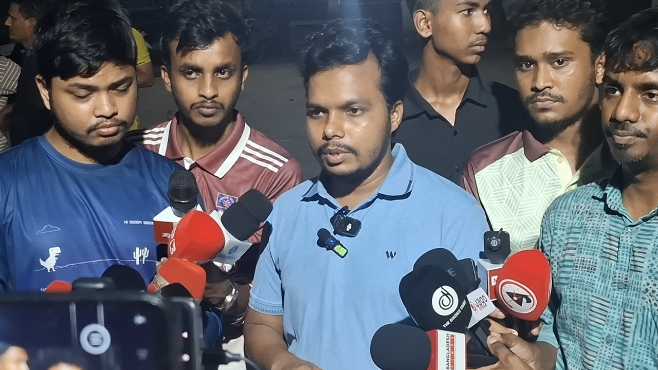 শাহবাগ থানায় সাংবাদিকদের ওপর হামলার ঘটনা: মামলা নিতে গড়িমসি, ৬ ঘণ্টা ধরে আত্মগোপনে ওসি